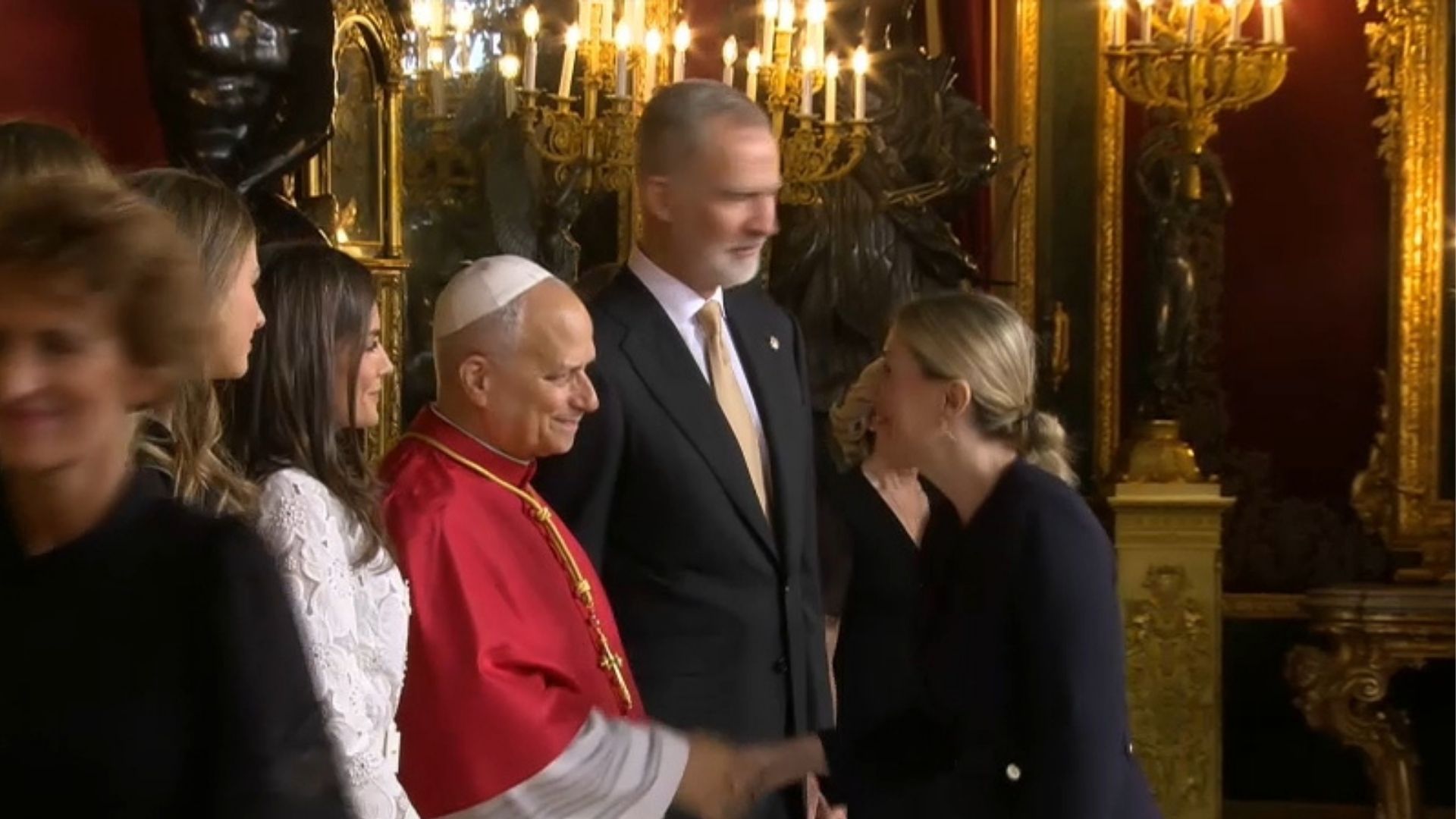 La presidenta de la Junta de Extremadura, María Guardiola, saluda al Papa León XIV en Madrid