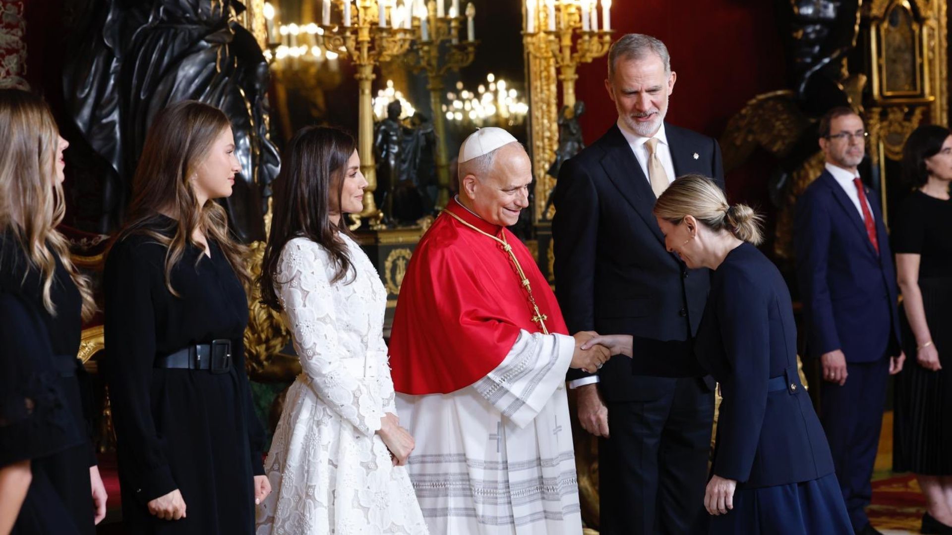 La presidenta de la Junta de Extremadura, María Guardiola, saluda al Papa León XIV en Madrid