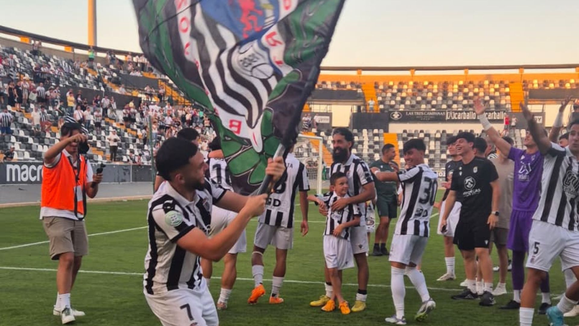 El CD Badajoz celebra el pase a la fase nacional por el ascenso a Segunda Federación