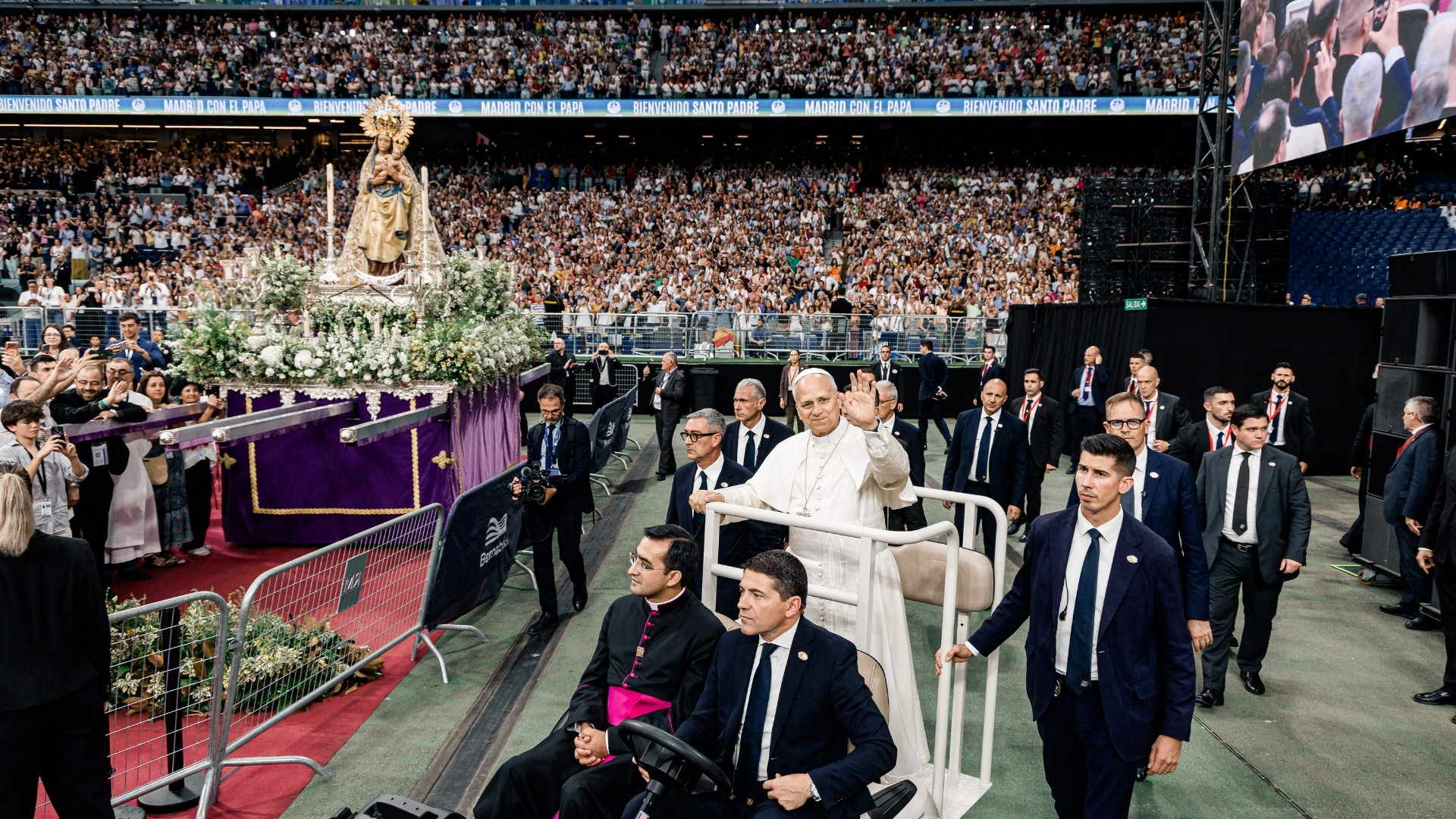 El Papa León XIV a su llegada al encuentro con la comunidad diocesana, en el Estadio Bernabéu, a 8 de junio de 2026, en Madrid (España).