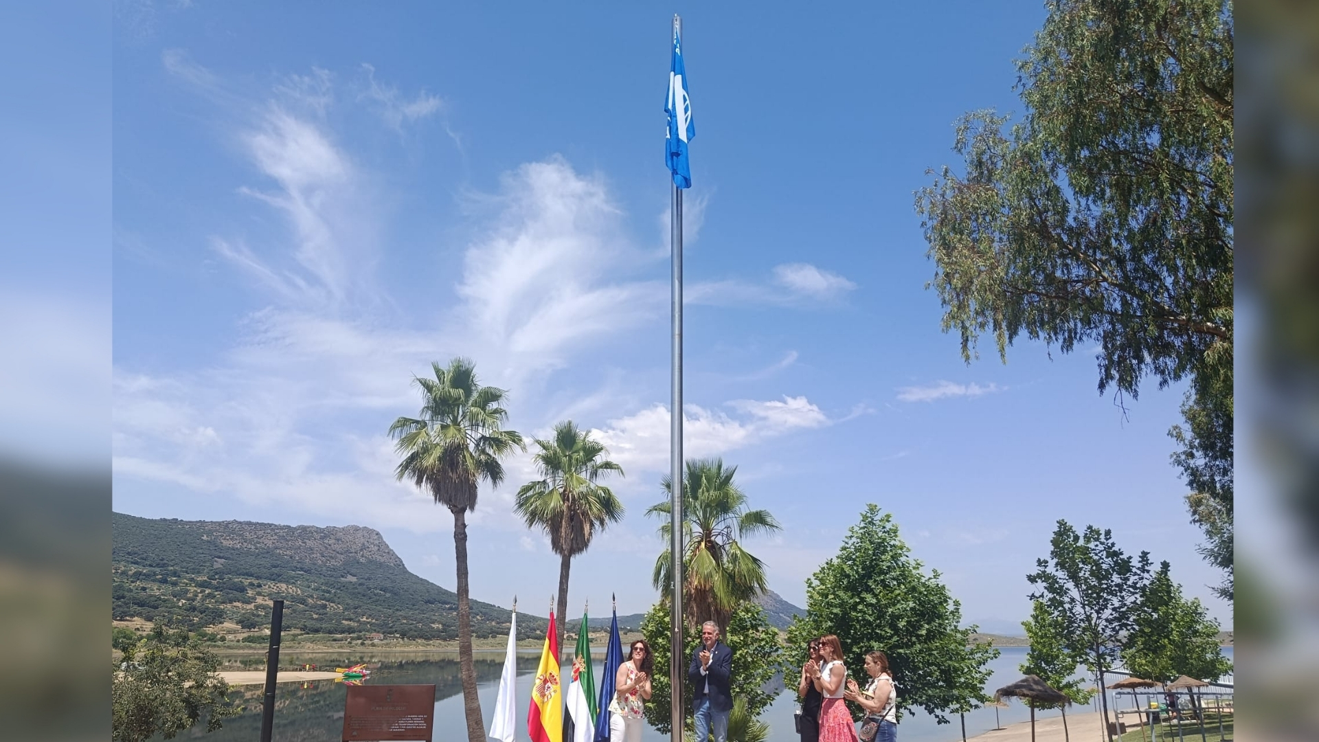 Izado bandera azul, playa Peloche
