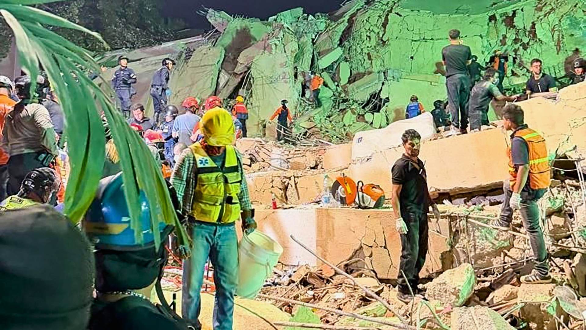 Efectivos de emergencia buscan posibles víctimas bajo los escombros tras los terremotos de Venezuela