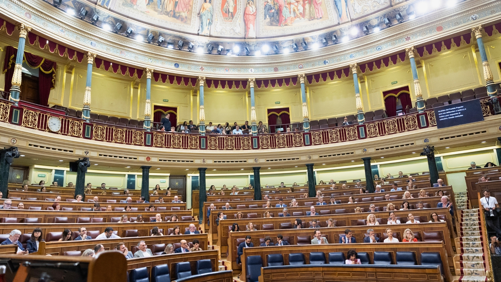 La bancada popular aplaude durante una sesión plenaria en el Congreso de los Diputados