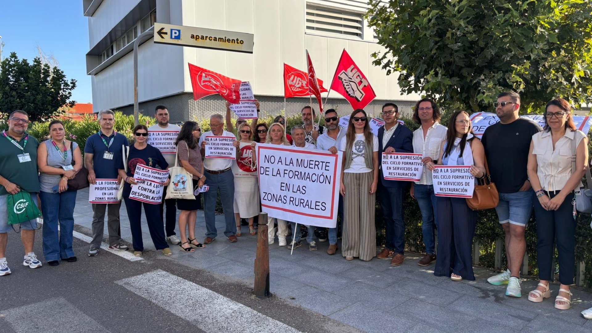 Concentración en Mérida contra el cierre de un grado de FP en el instituto de Valencia de Alcántara
