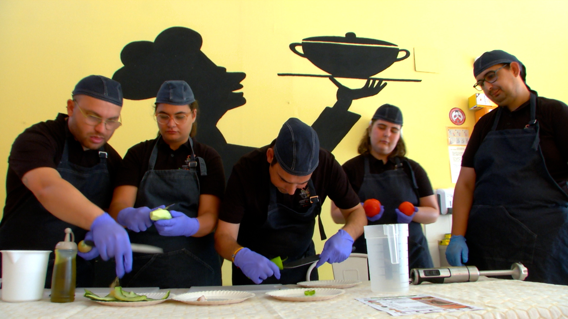 Personas usuarias de Plena Inclusión Montijo realizan un curso de cocina