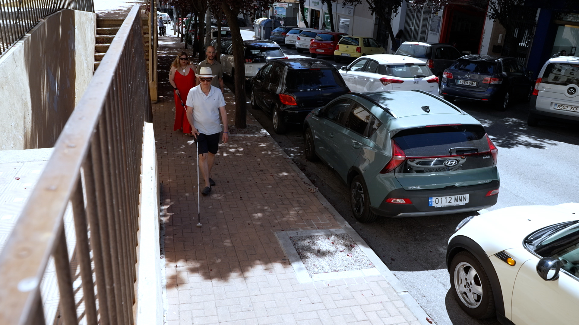 Personas con discapacidad visual y usuarios de bastón recorren una calle de Cáceres