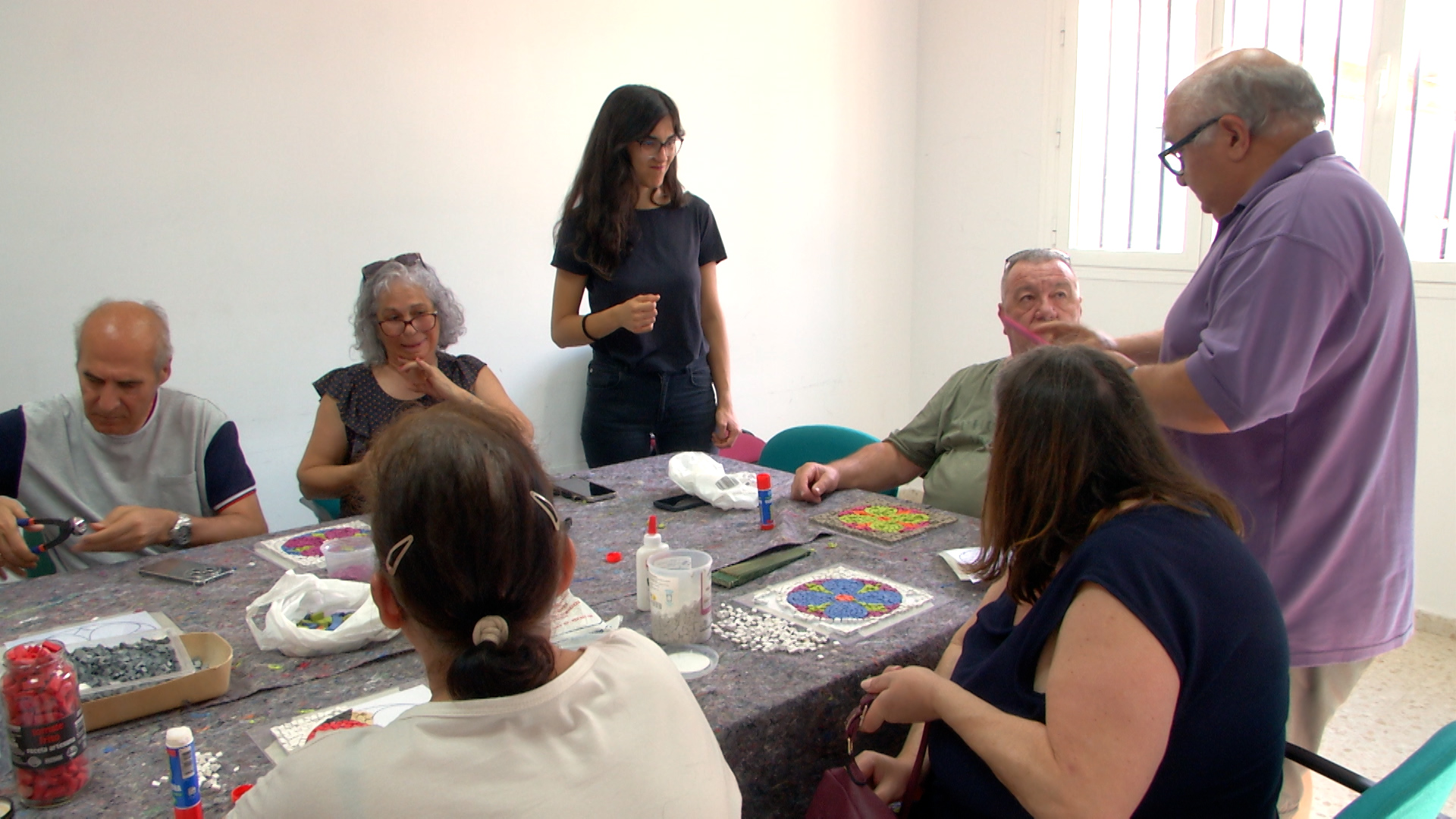 Personas sordas participan en un taller de mosaicos