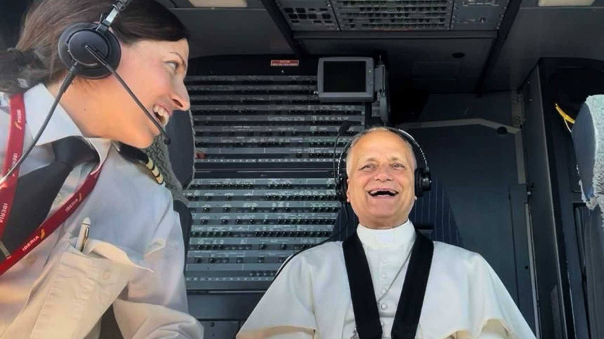 Una maniobra de cazas F-18 del Ejército del Aire, en ejercicios de rutina, permitió incluso un breve contacto del Papa con el comandante de la aeronave militar