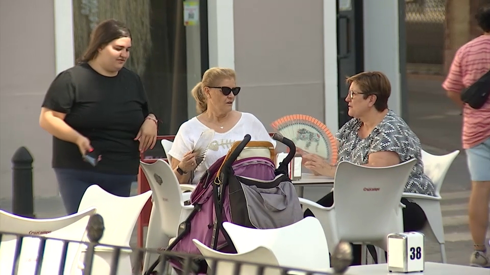 Mujeres con abanico en una terraza, en una imagen de archivo