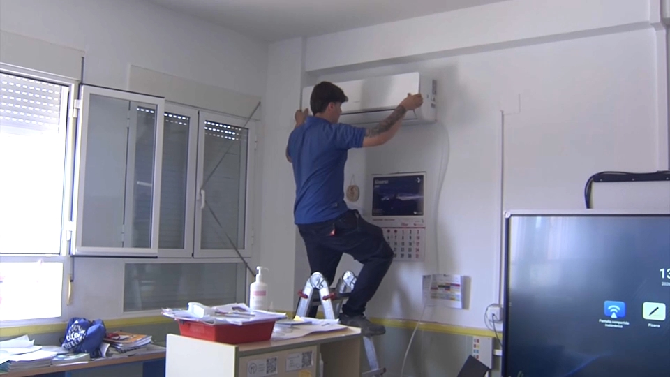 Obras de climatización en un colegio.
