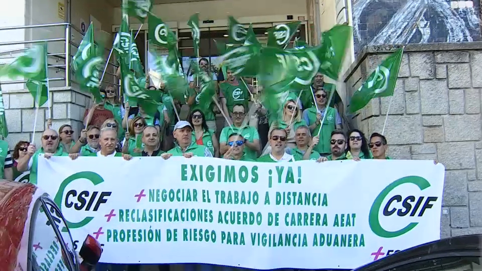 Representantes de CSIF Extremadura a las puertas de la Agencia Tributaria de Cáceres