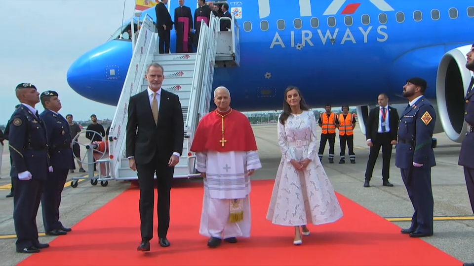 El Papa León XIV llega a España y saluda a los Reyes