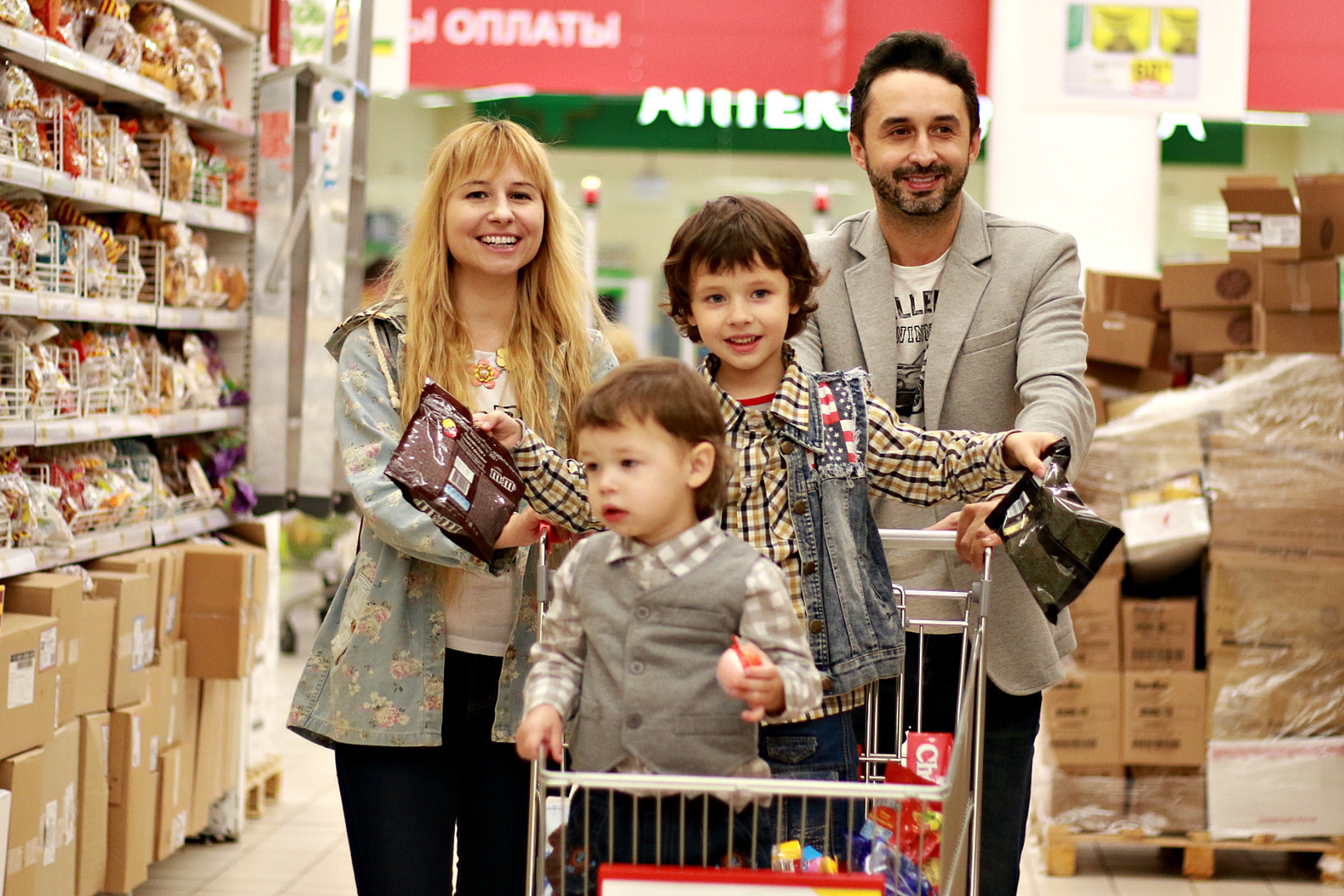 Familia comprando en supermercado