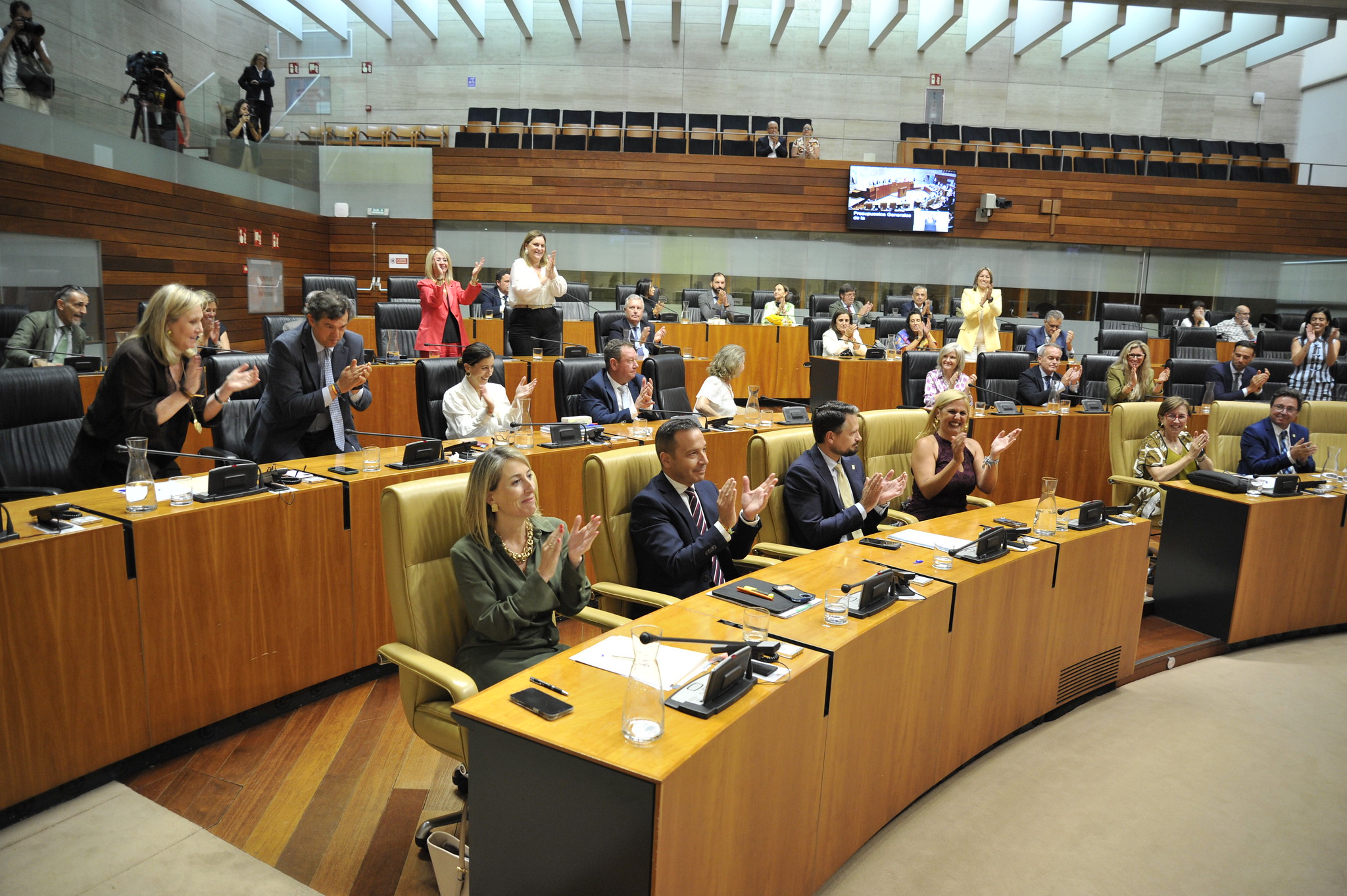 María Guardiola celebra la aprobación de los presupuestos: "Misión cumplida"