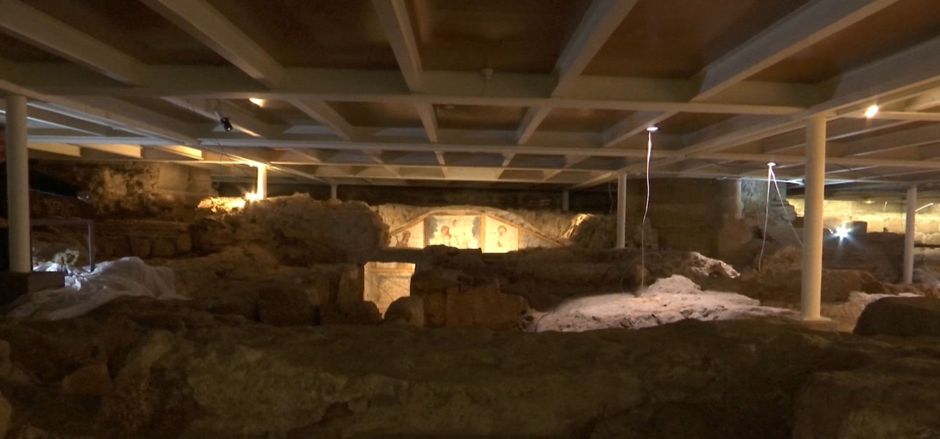 Las excavaciones realizadas en 1990 con motivo de las obras de acondicionamiento del templo sacaron a la luz estos restos de gran valor arqueológico.