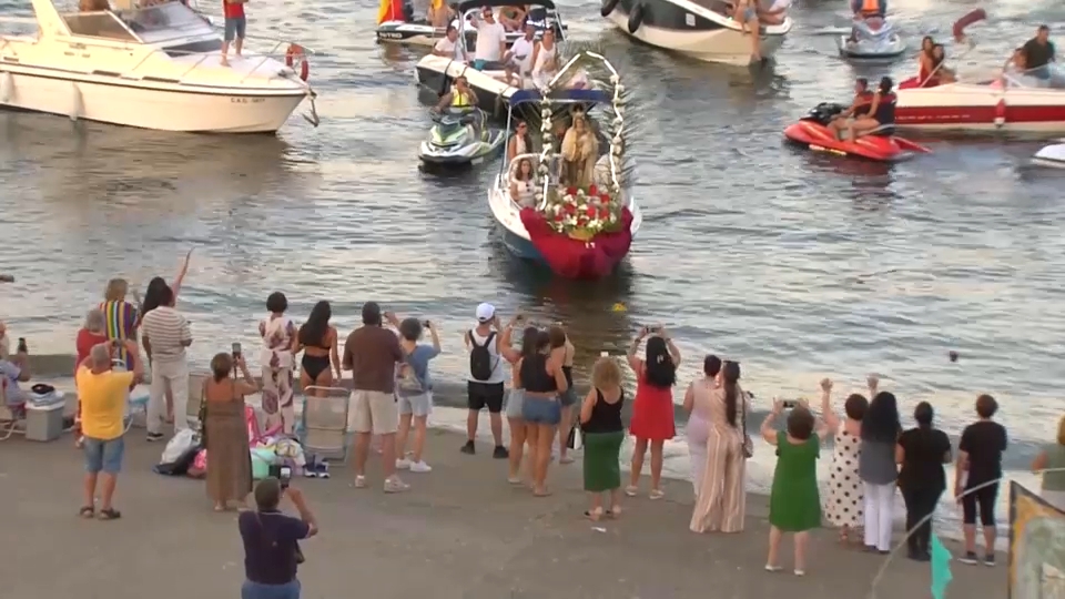 Más de un centenar de embarcaciones acompañan a la Virgen del Carmen en Orellana