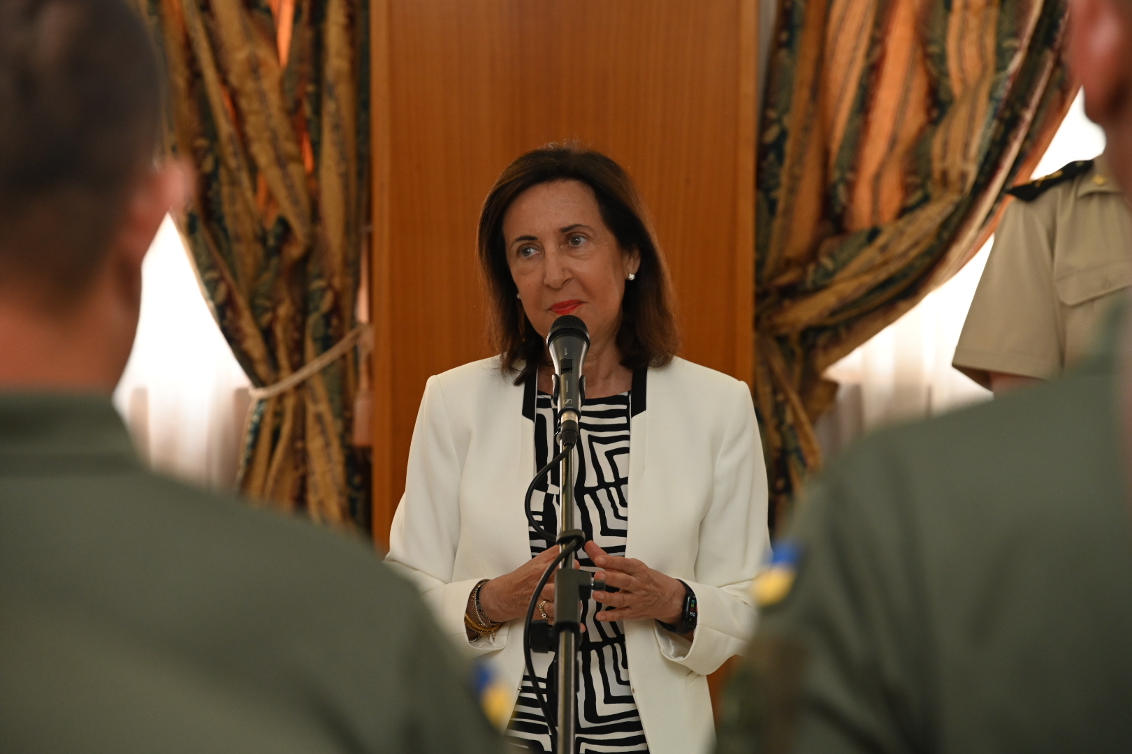 La ministra de Defensa, Margarita Robles, interviene durante las condecoraciones a la Brigada Extremadura por su participación en Líbano, en la Base General Menacho, a 28 de junio de 2024, en Badajoz