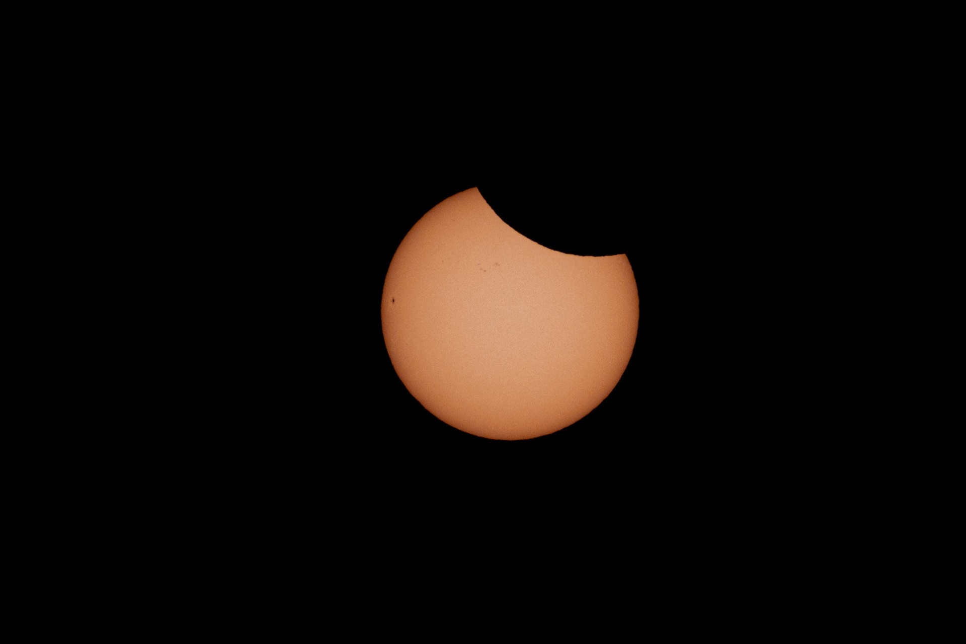 Mirar el eclipse sin protección puede causar daños irreversibles en la retina, según los expertos