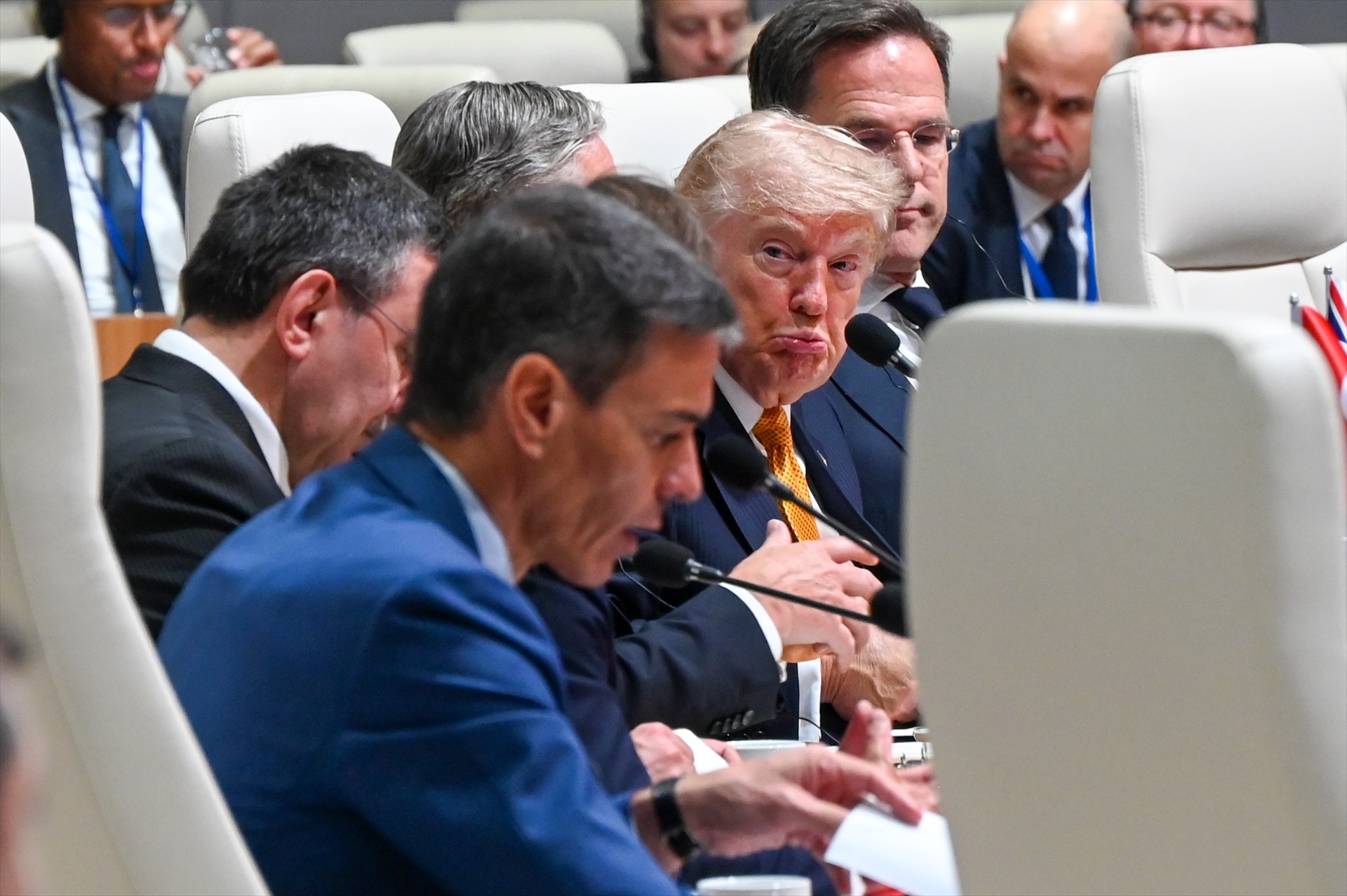 El presidente de Estados Unidos, Donald Trump, observa al presidente del Gobierno español, Pedro Sánchez, durante una sesión de trabajo de la OTAN celebrada en Ankara, Turquía.