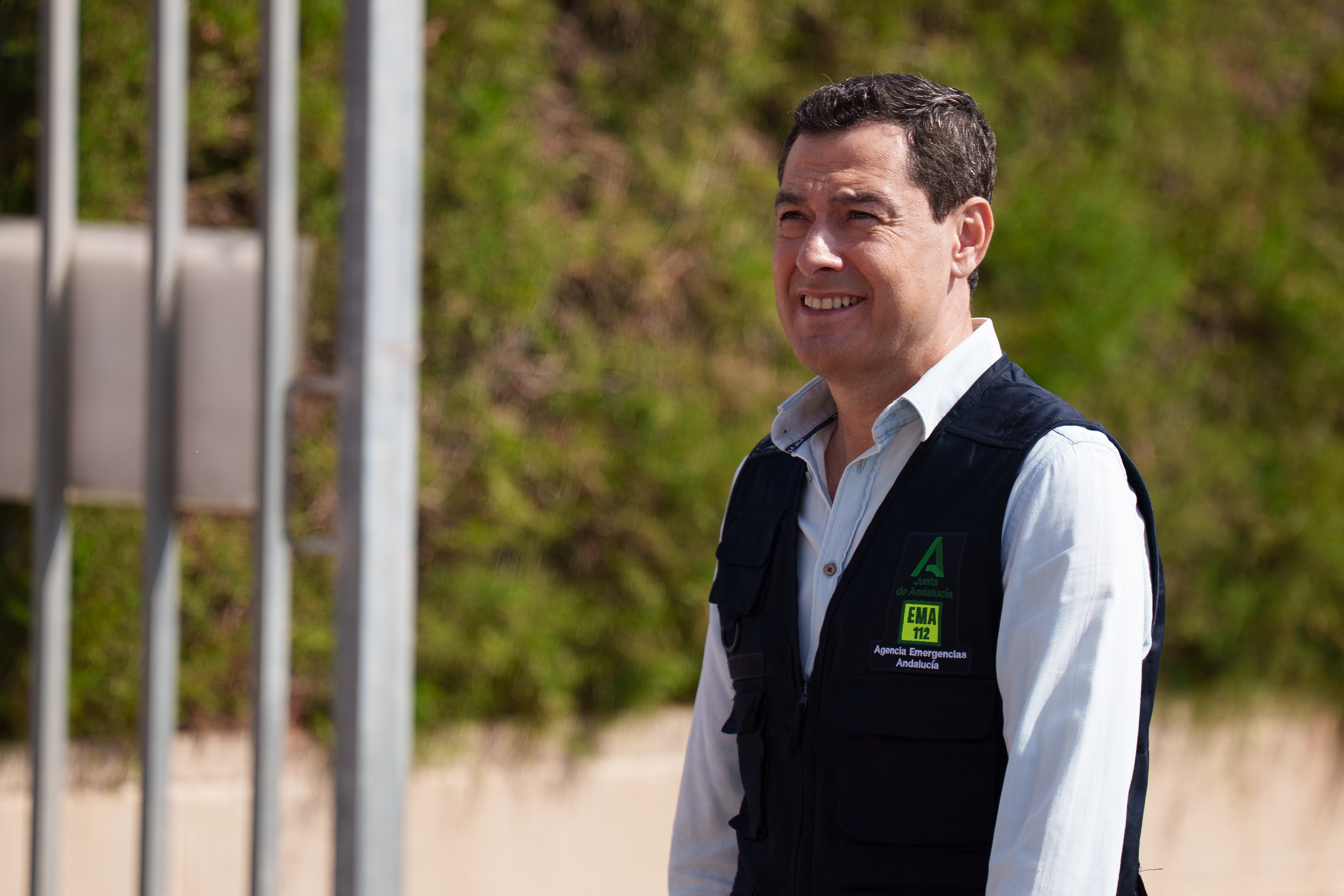 El presidente de la Junta de Andalucía, Juanma Moreno, durante una visita al Puesto de Mando Avanzado del incendio forestal de los Gallardos