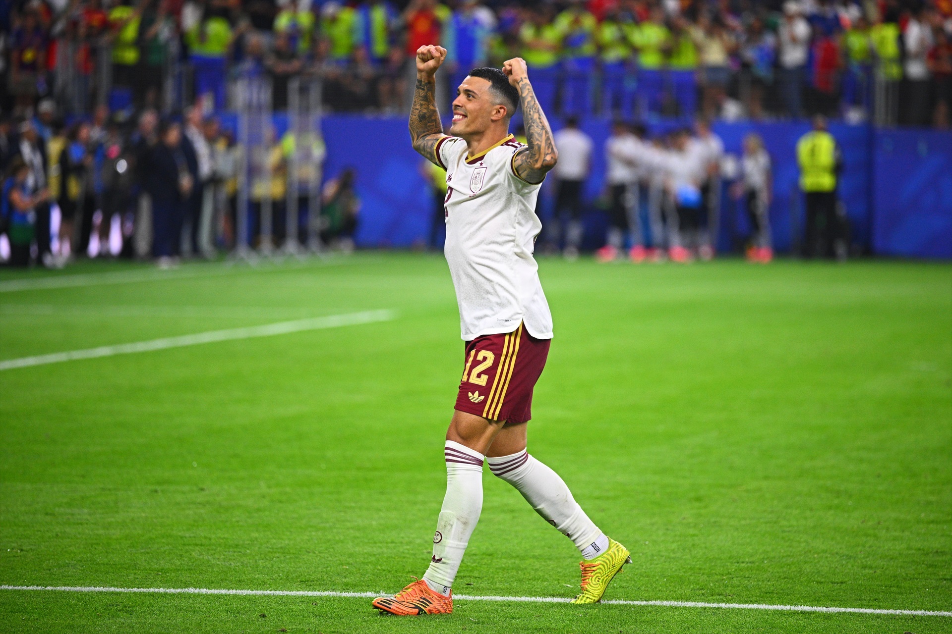 Pedro Porro celebra el pase a la final de España