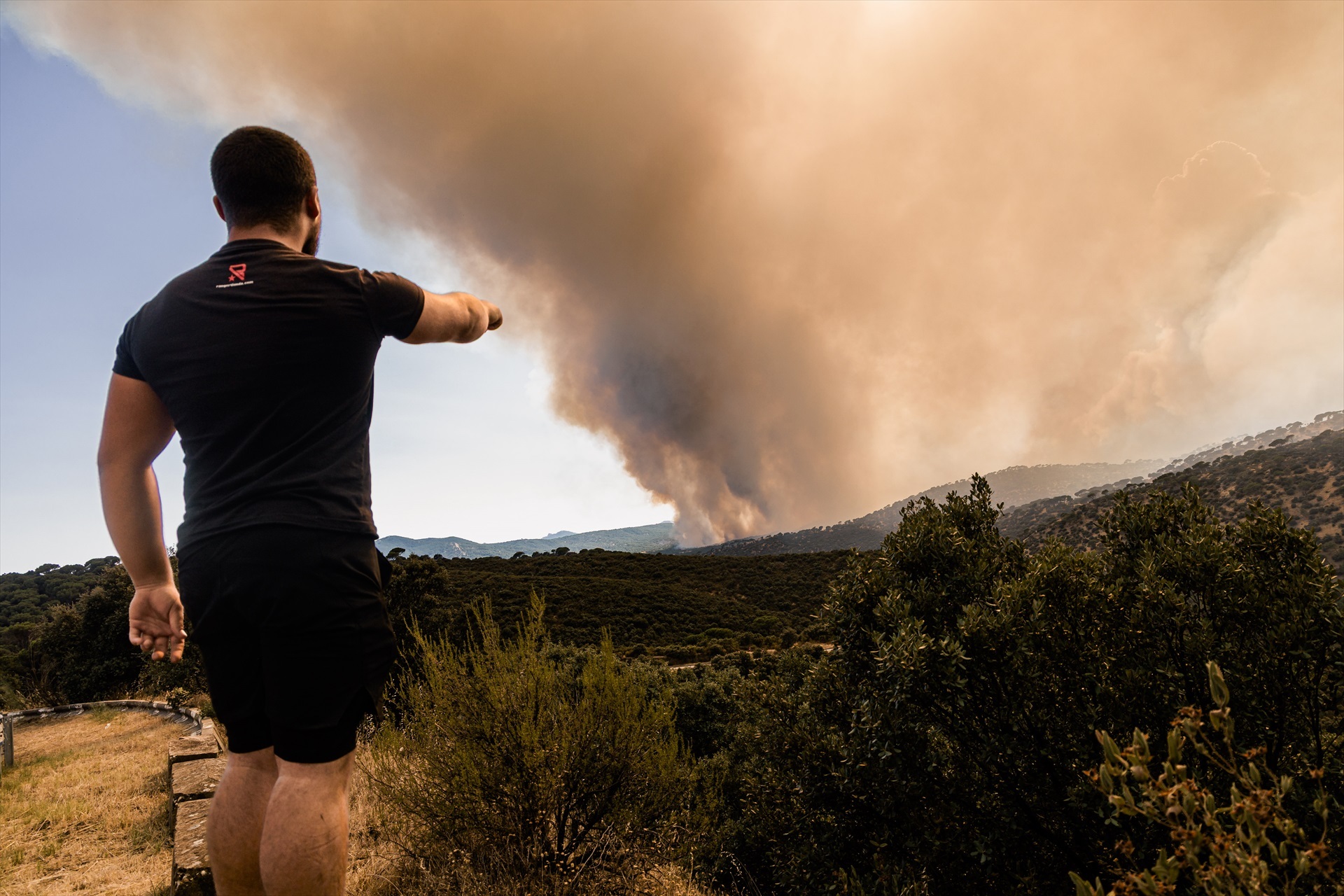 Una persona observa la evolución del fuego, a 23 de julio de 2026, en San Martín de Valdeiglesias, Madrid (España). 