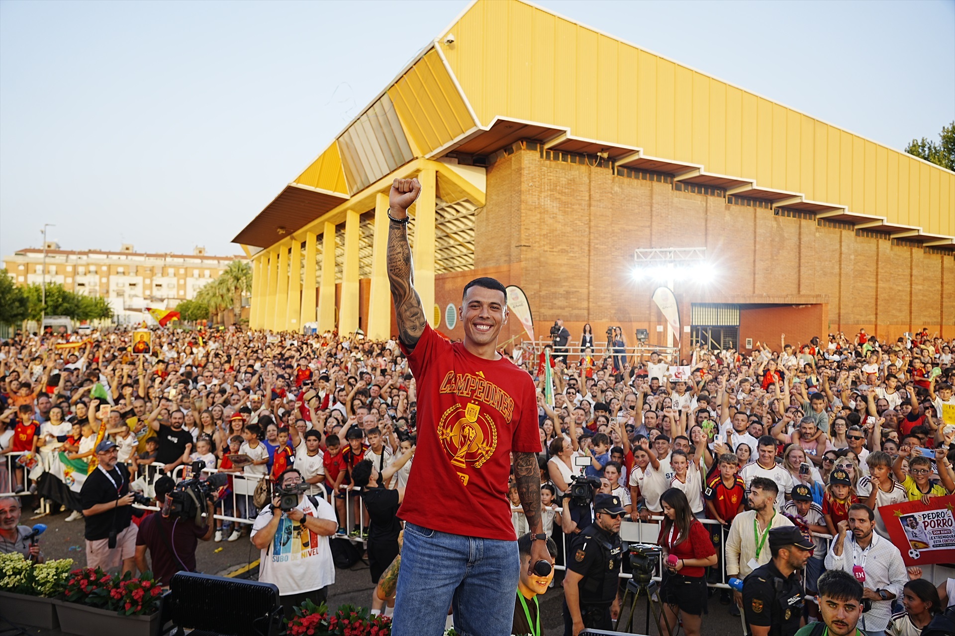 El futbolista español, Pedro Porro, durante el recibimiento por parte del ayuntamiento de Don Benito, a 23 de julio de 2026, en Don Benito, Badajoz, Extremadura
