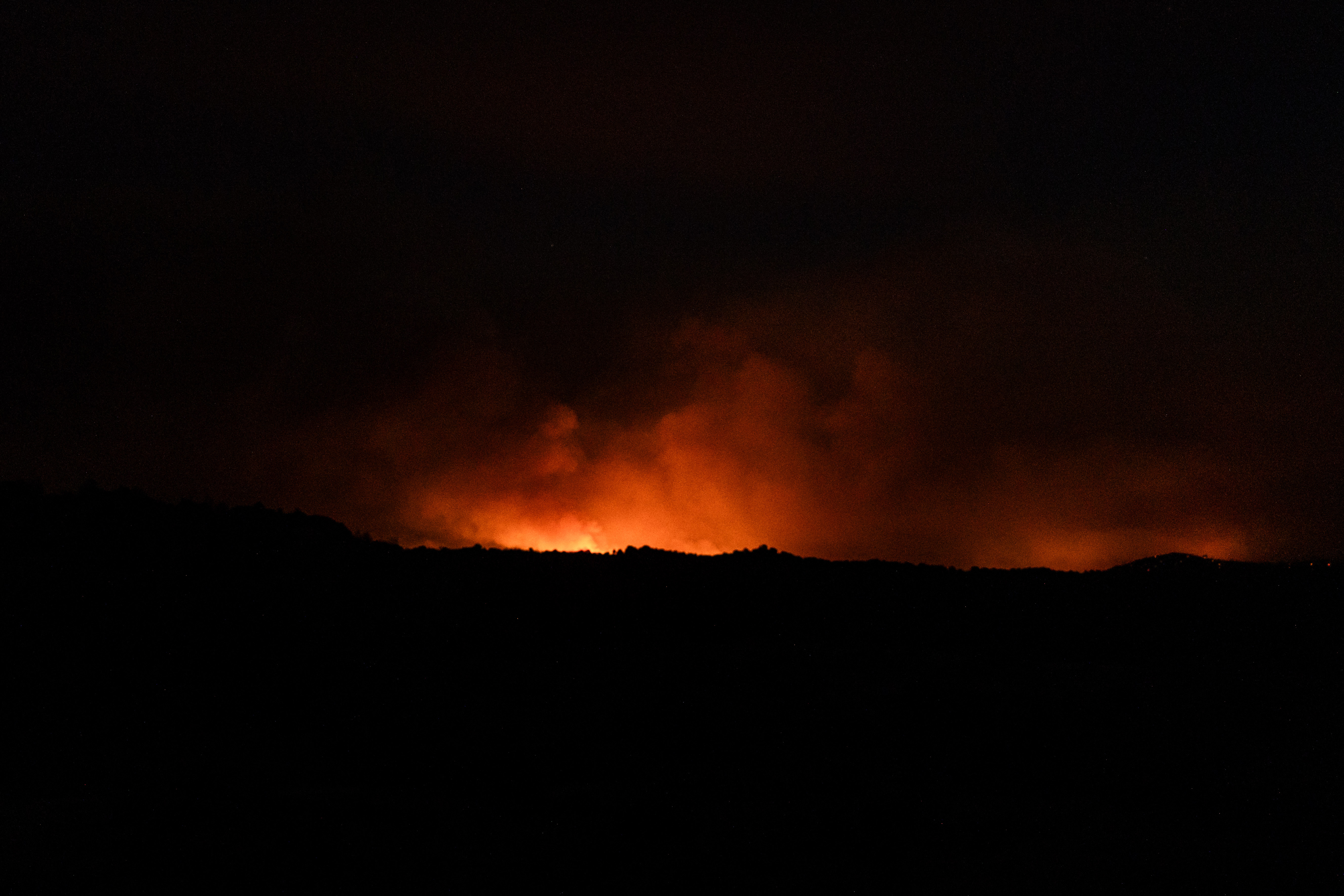 Vista nocturna del incendio en Navaluenga, Ávila, Castilla y León (España)