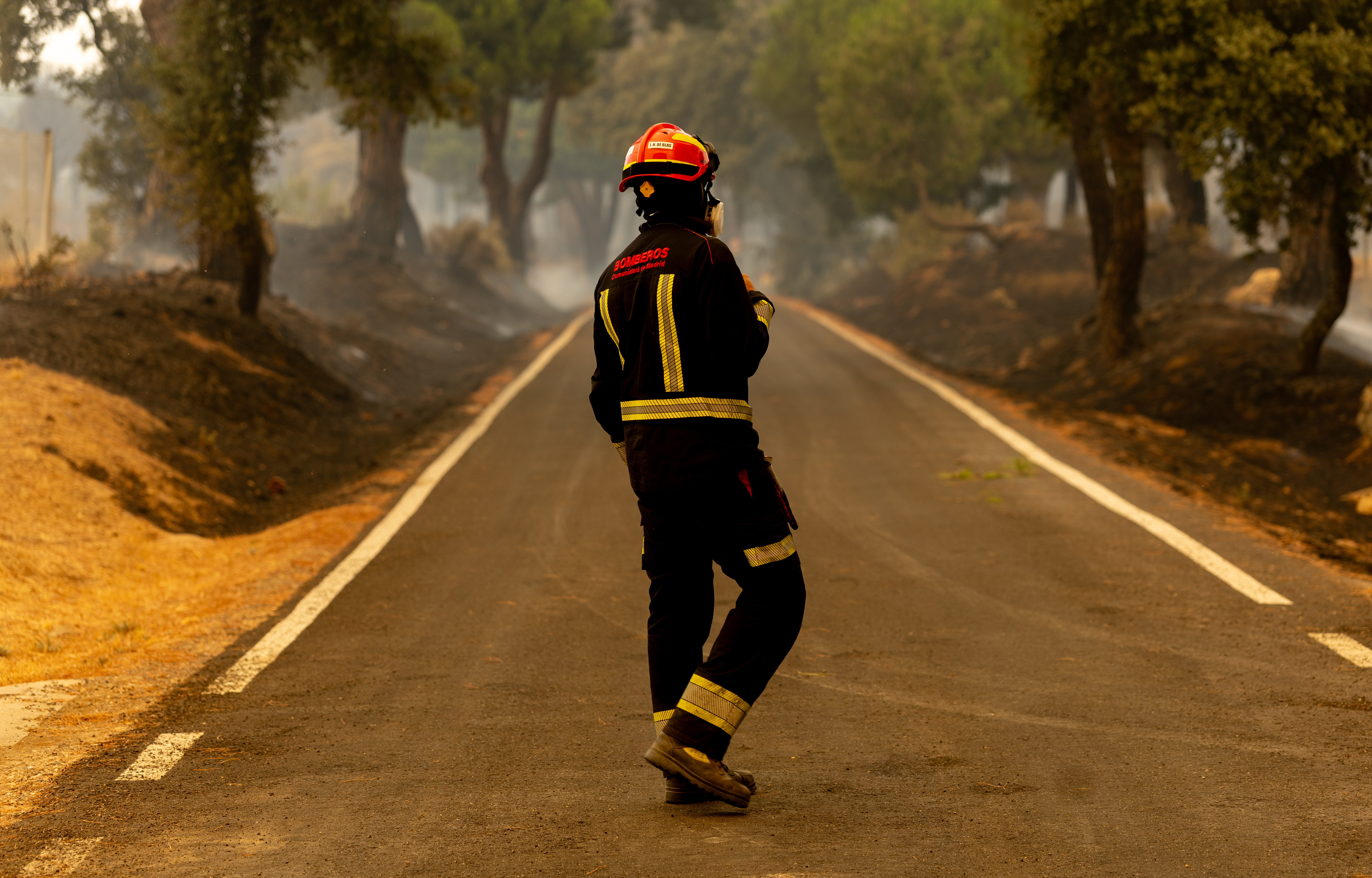 Un bombero trabaja en las labores de extinción del incendio forestal, a 25 de julio de 2026, en San Martín de Valdeiglesias, Madrid