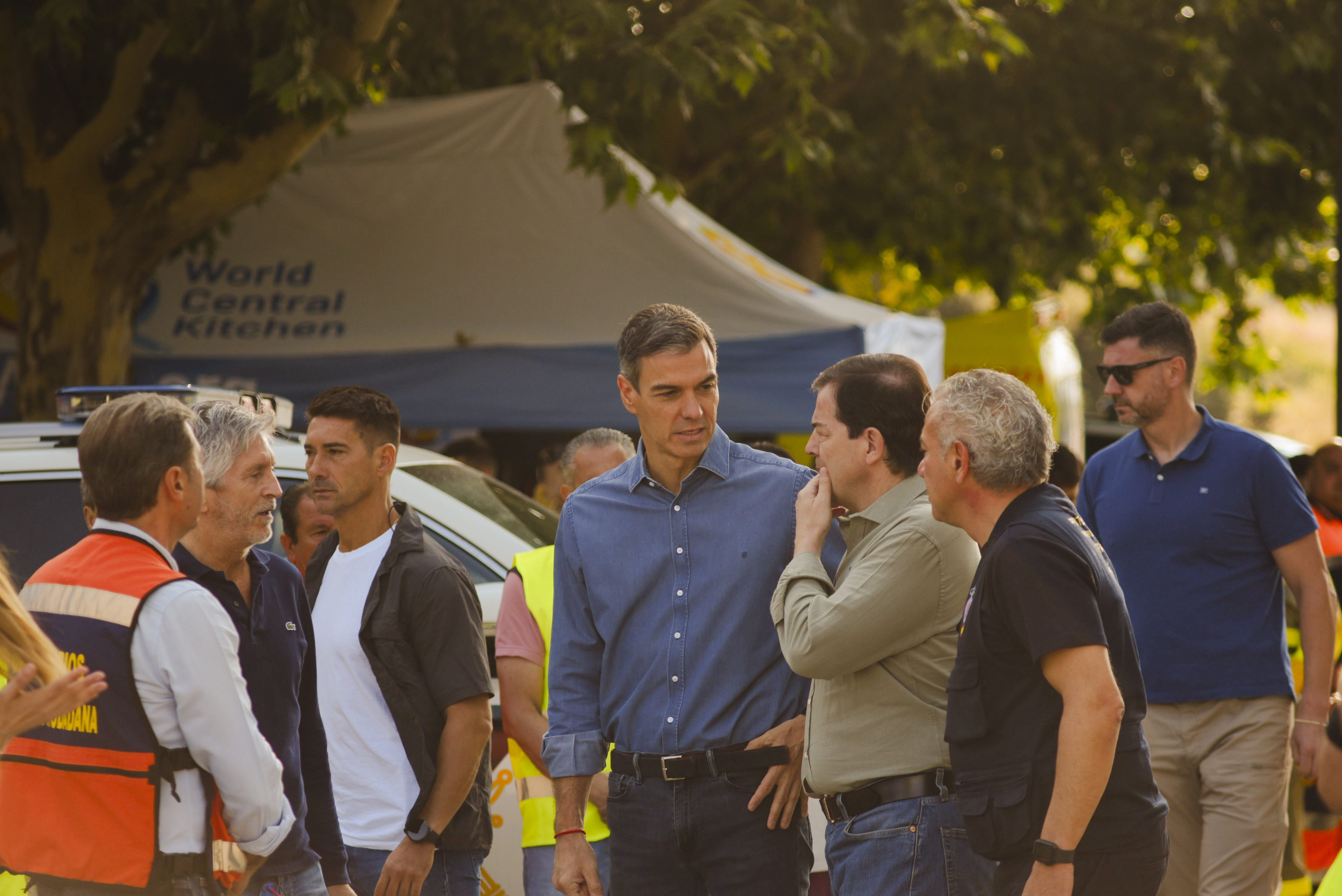El presidente del Gobierno, Pedro Sánchez, acompañado del presidente de la Junta de Castilla y León, Alfonso Fernández Mañueco