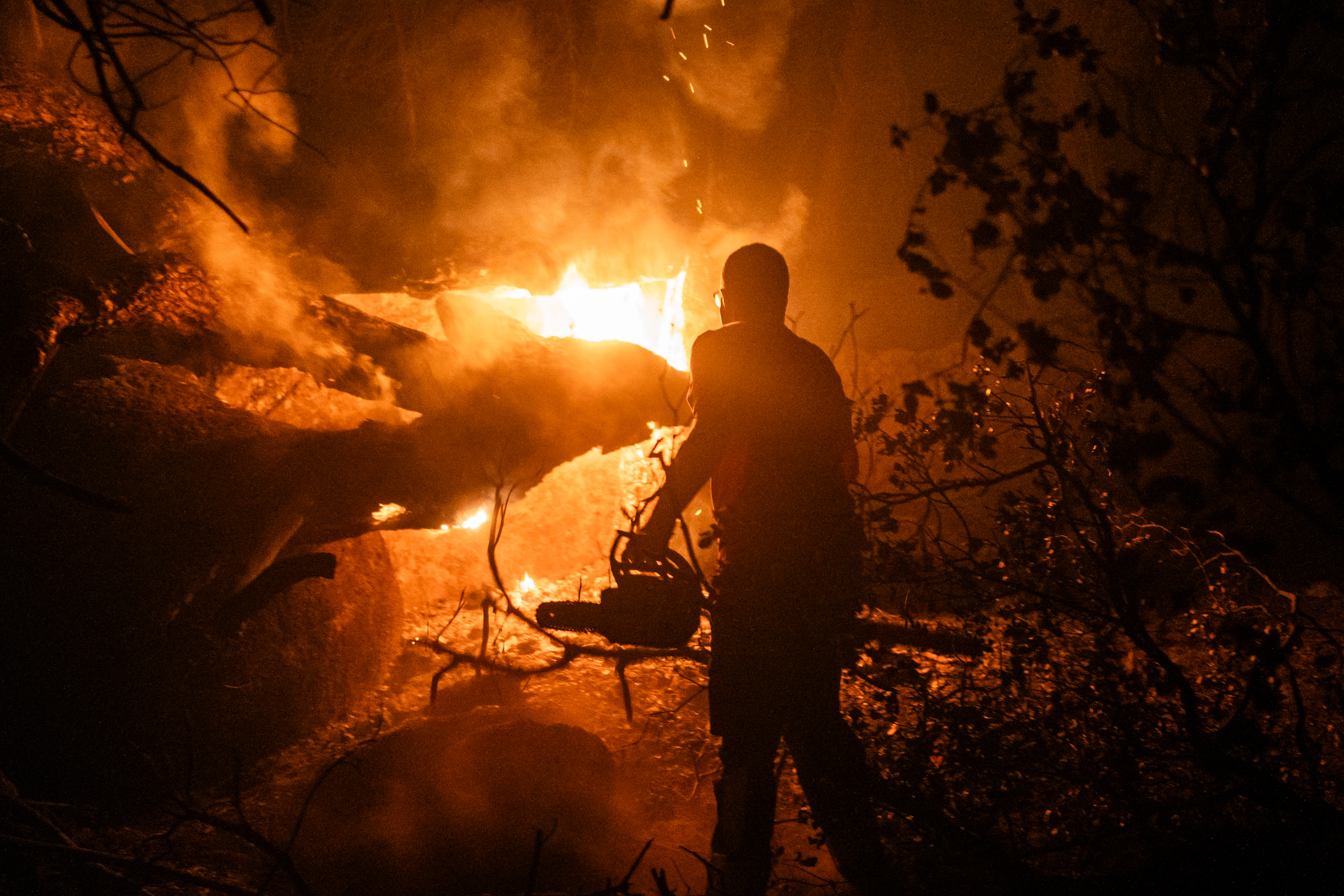 Una persona trabaja en las labores de extinción del incendio forestal, a 26 de julio de 2026, en La Adrada, Ávila