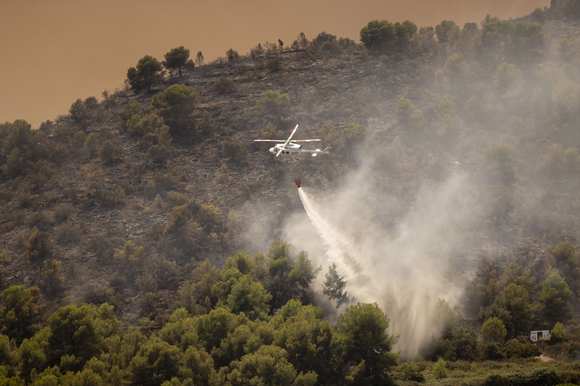 Helicóptero durante las labores de extinción del incendio forestal, a 26 de julio de 2026, en Betxí, Castellón, Comunidad Valenciana (España).