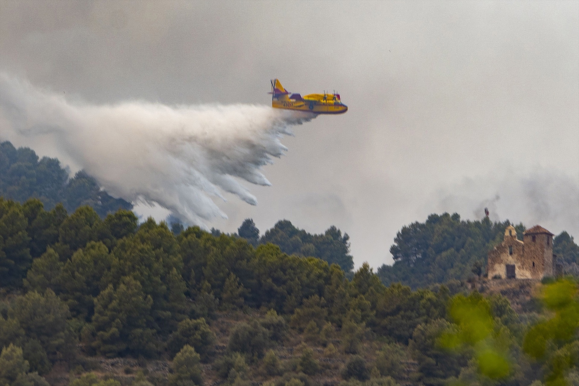 Mejora la situación de los grandes incendios en España y se levantan restricciones para miles de personas