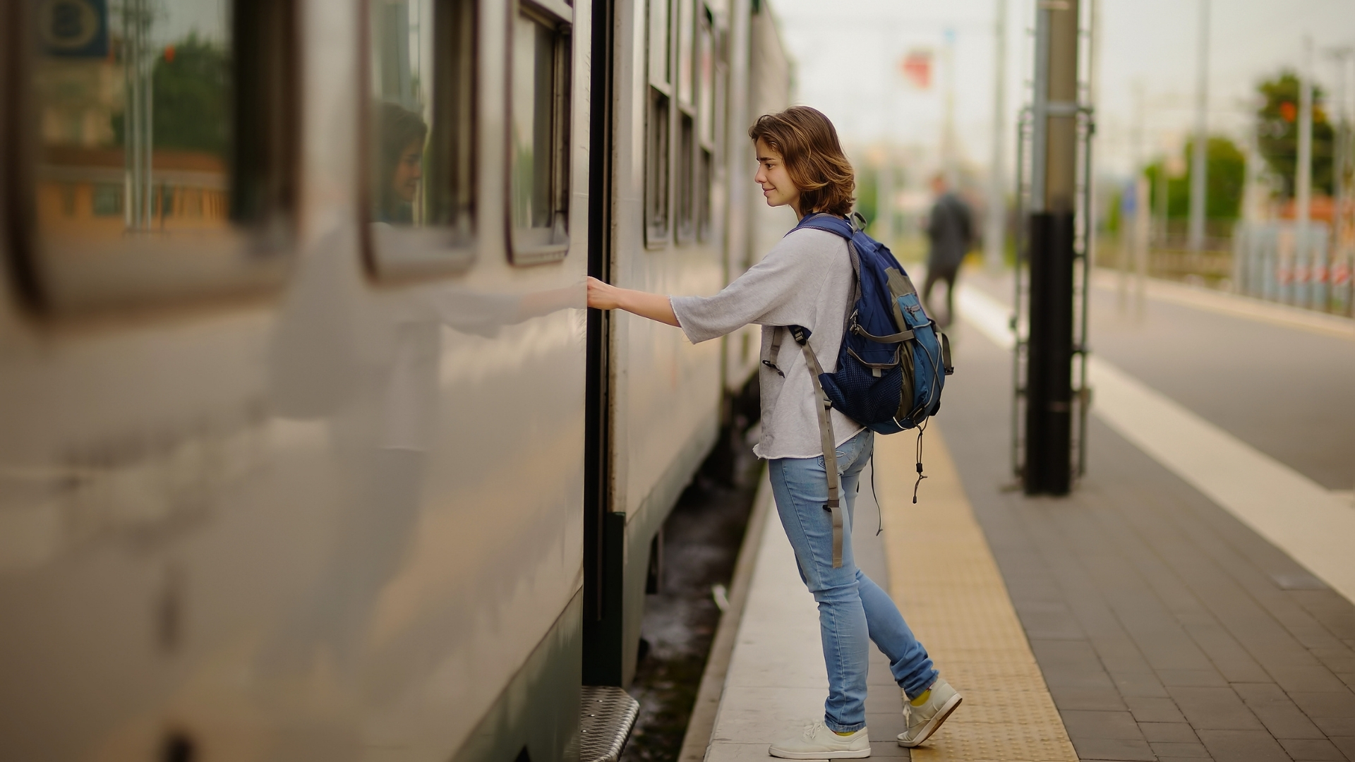 Una chica joven subiendo al tren