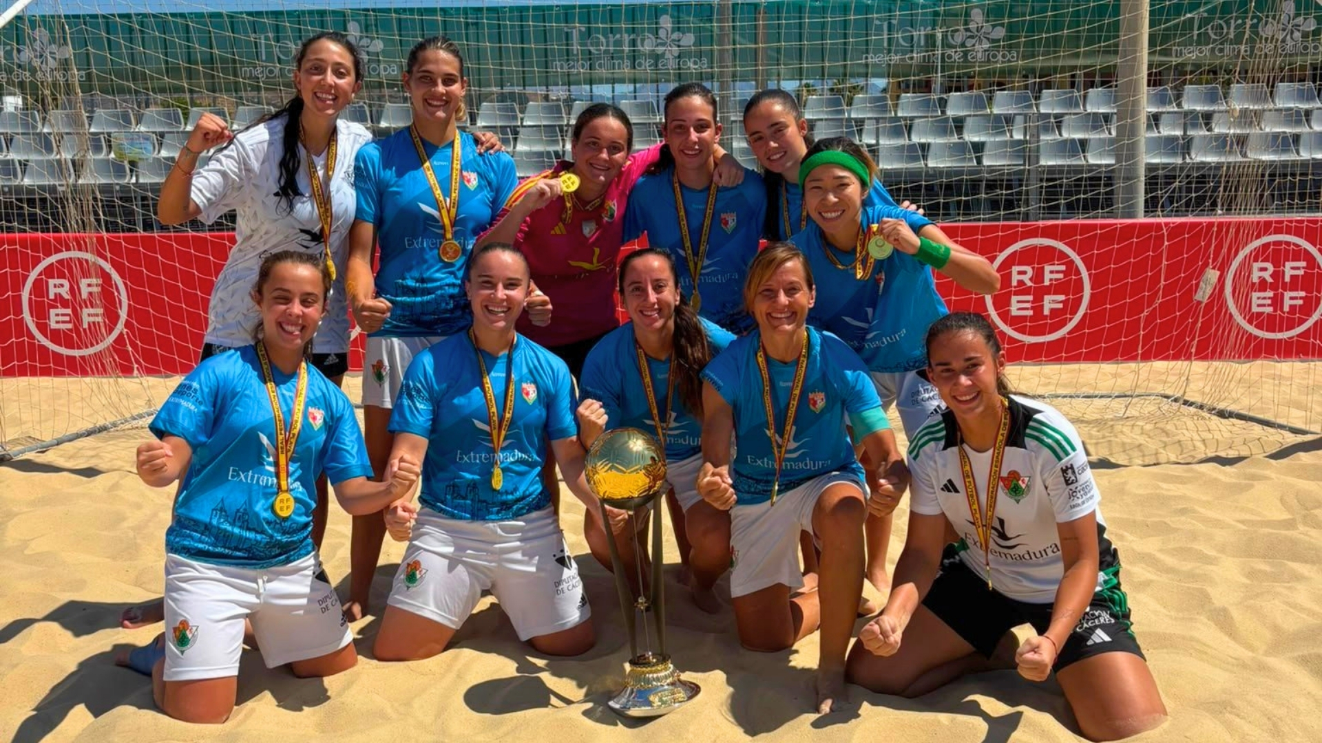 Jugadoras del Cacereño Femenino con el Trofeo de Campeonas de Segunda División de Fútbol Playa