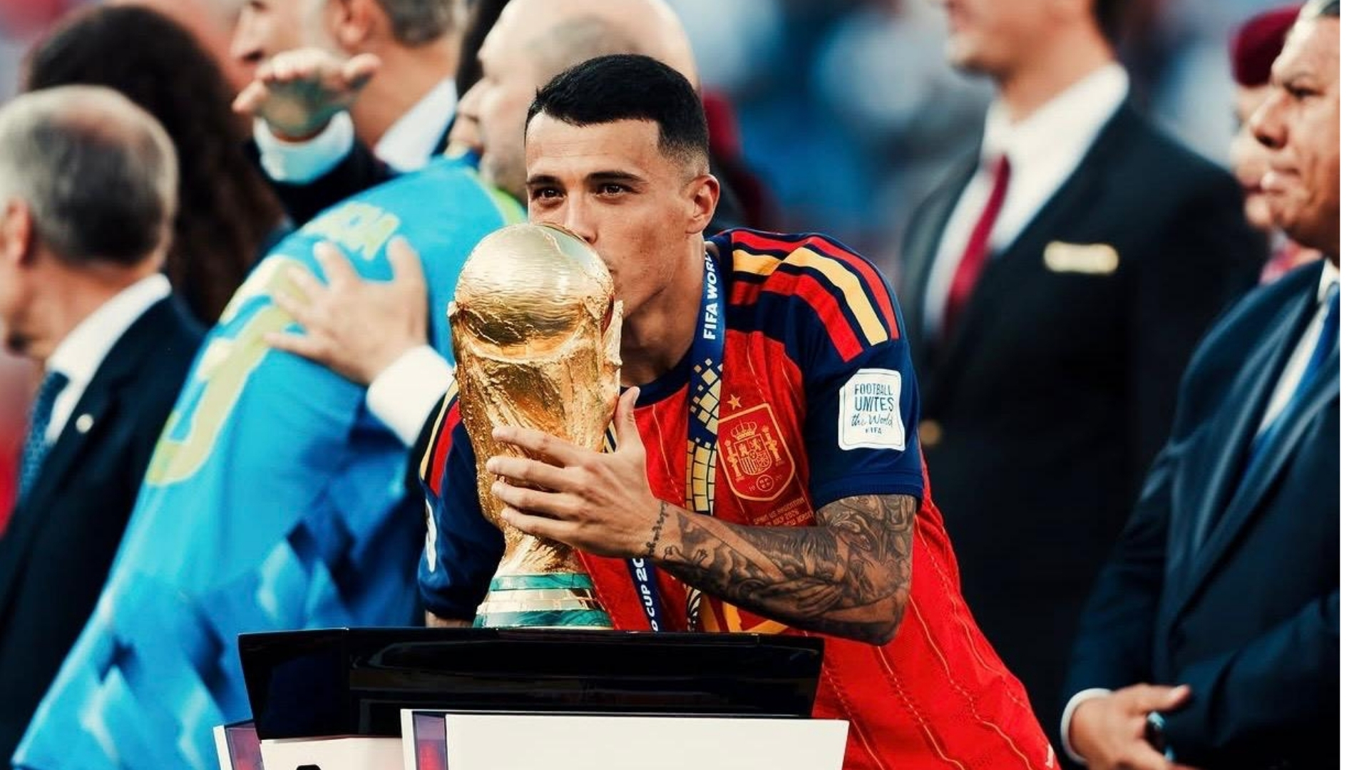 Pedro Porro besa la Copa del Mundial del Fútbol