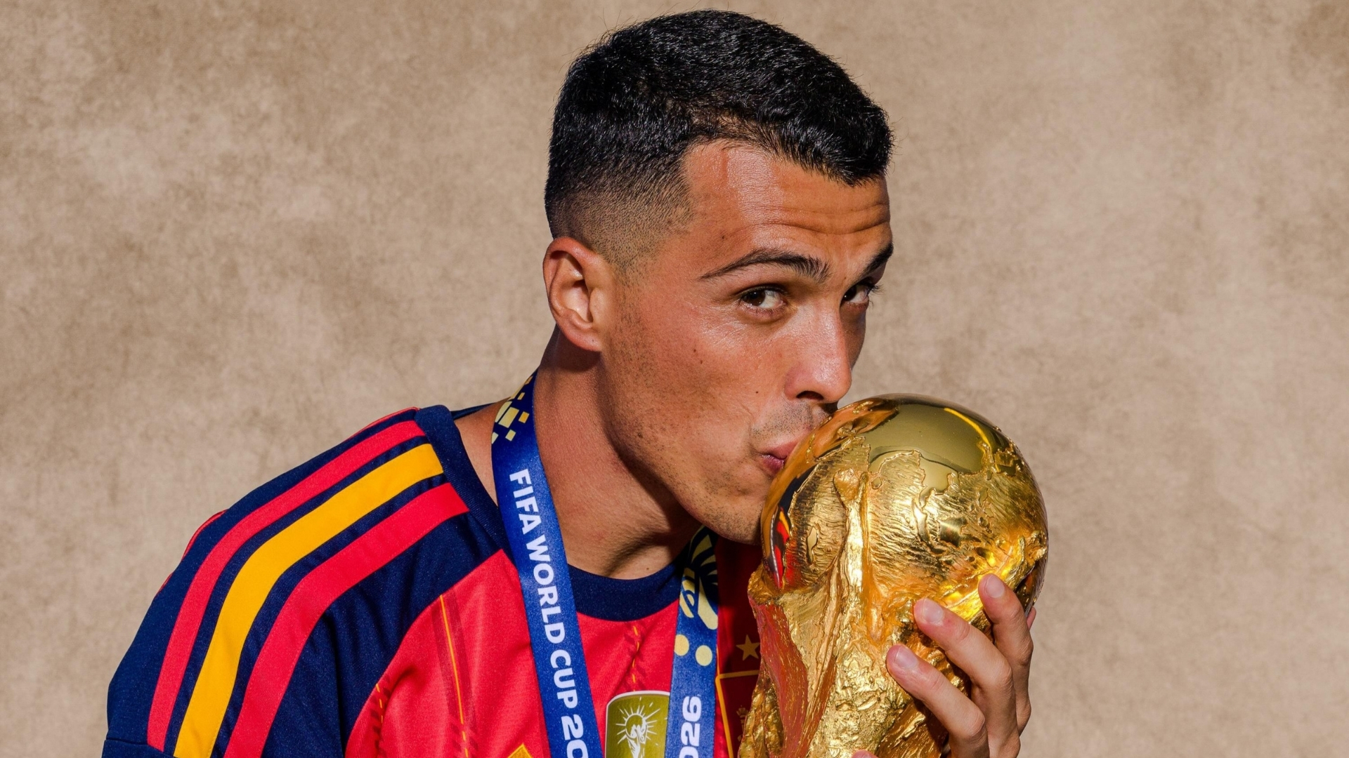 Pedro Porro besa la Copa del Mundial del Fútbol