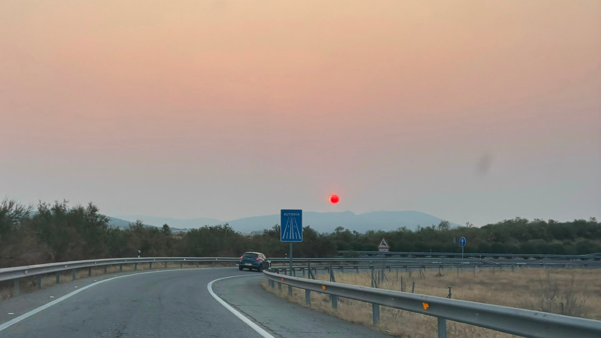 El humo de los grandes incendios ya se percibe en varias comarcas de Extremadura