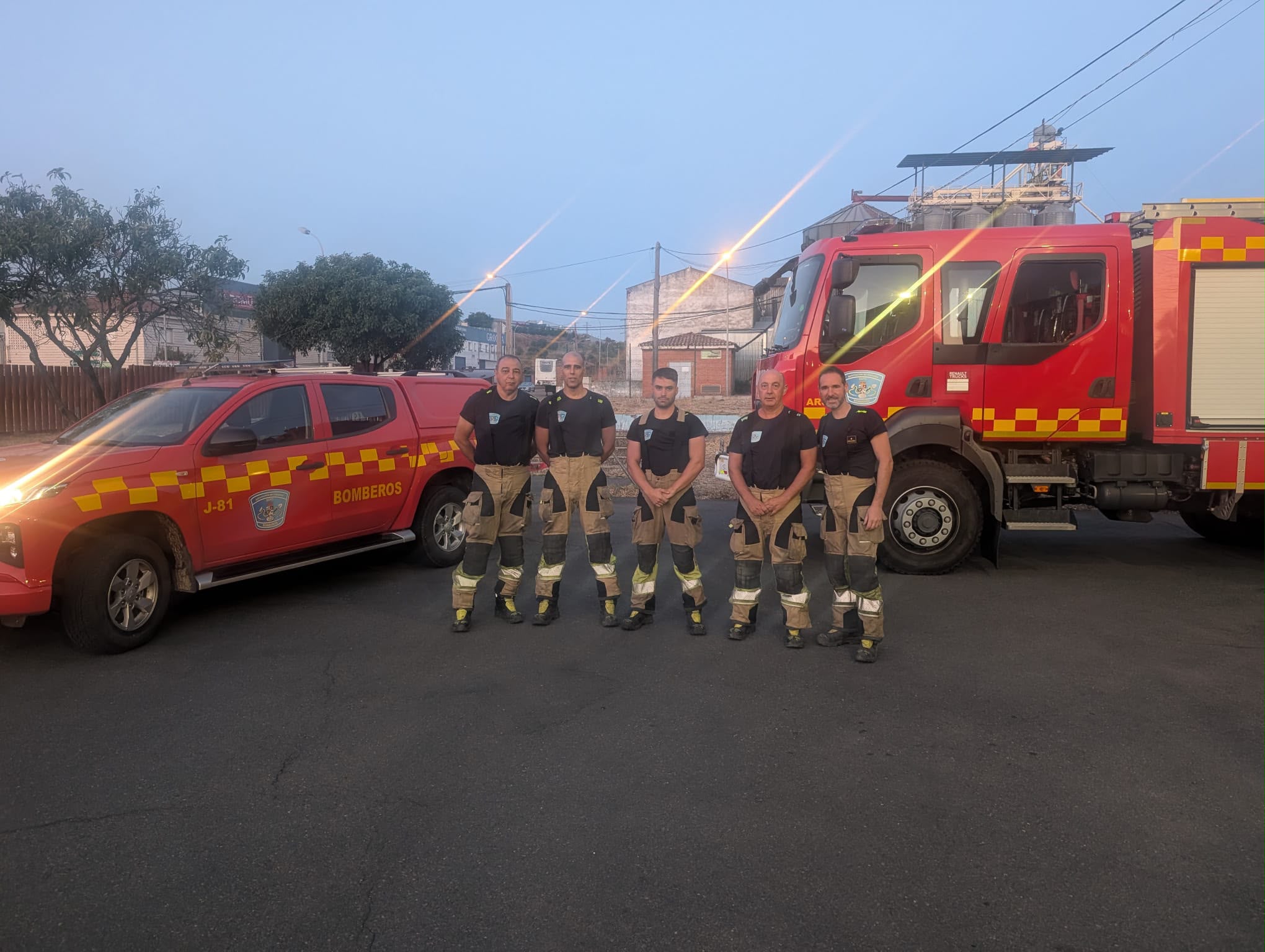 Bomberos de la Diputación de Cáceres antes de partir