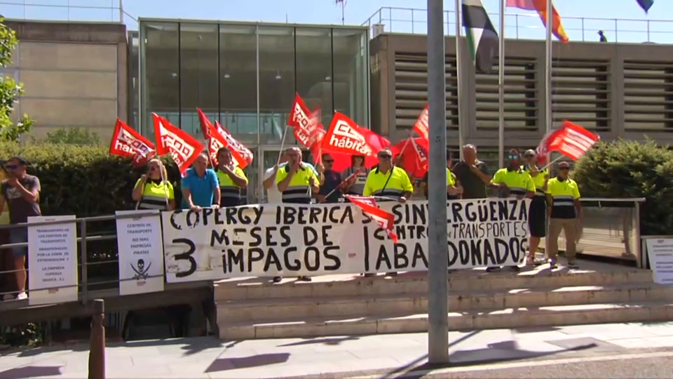 Trabajadores de centros de transportes de Extremadura protestan por cinco meses sin cobrar