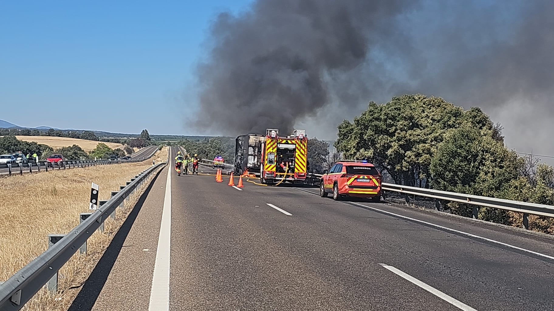 El accidente entre un camión y un turismo en la A-5 provoca un incendio en Guareña