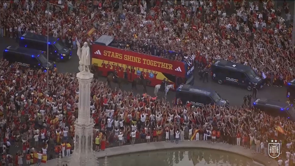 Autobús de la Selección Española por las calles de Madrid