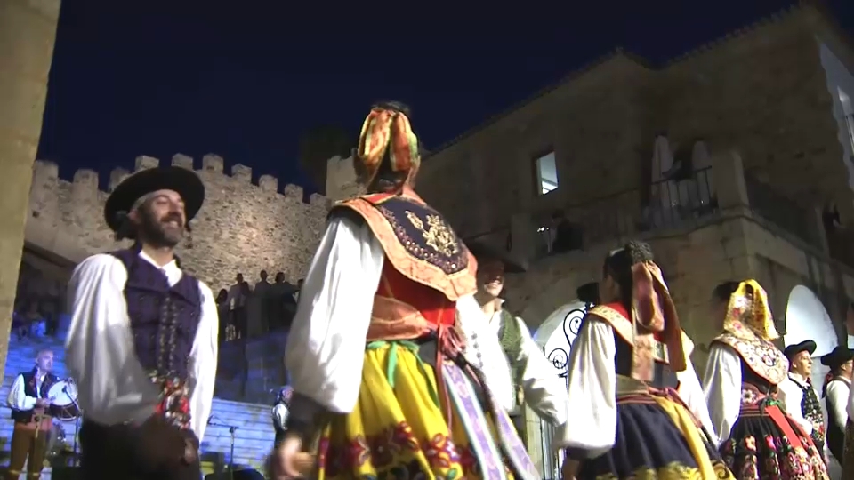 FolkCáceres llena la Plaza Mayor en su clausura
