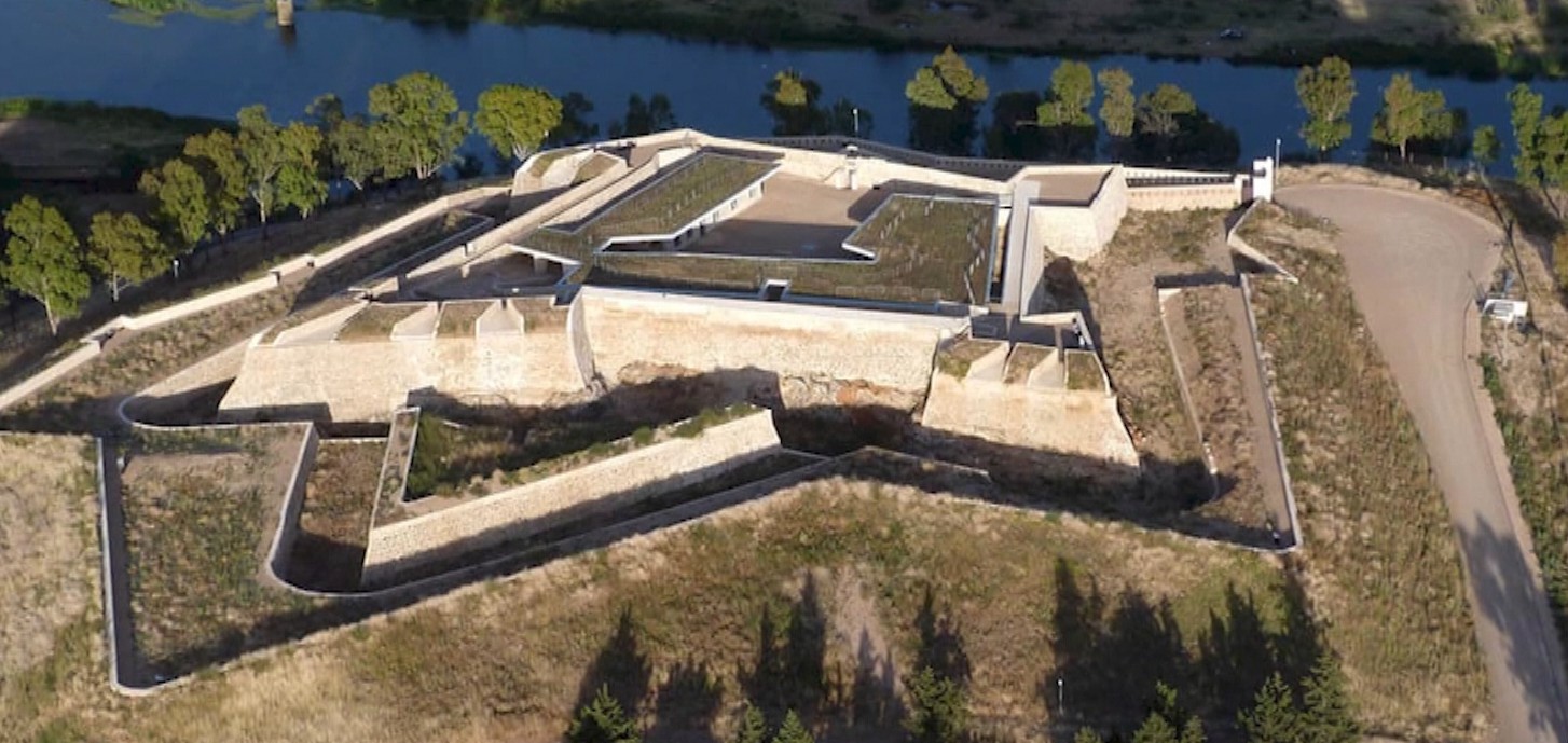 Además de ofrecernos una de las panorámicas más bonitas de la ciudad, es el único de los grandes fuertes exteriores que ha llegado prácticamente íntegro hasta la actualidad.