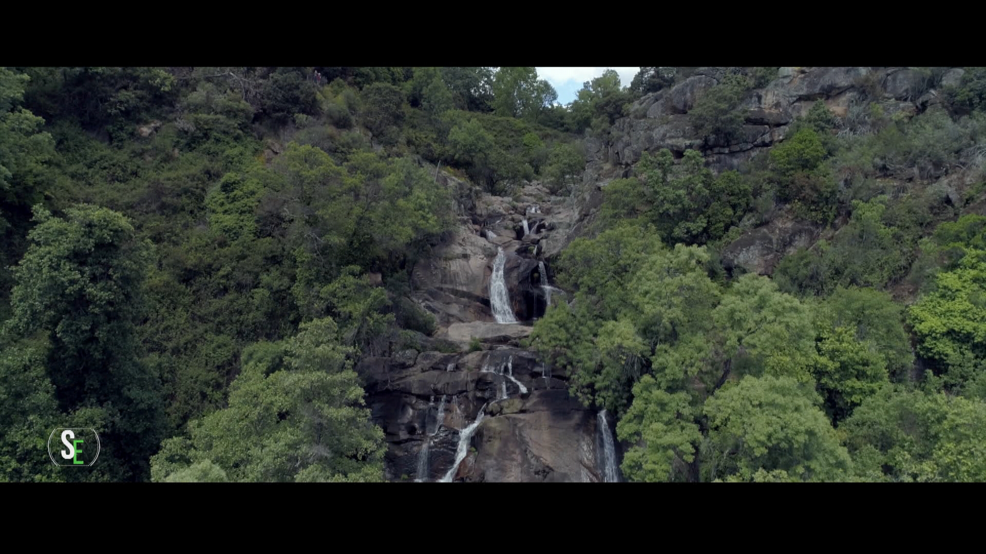 El paraje se encuentra en la garganta de Gualtaminos, uno de los numerosos cursos de agua que nacen en la vertiente sur de la Sierra de Gredos