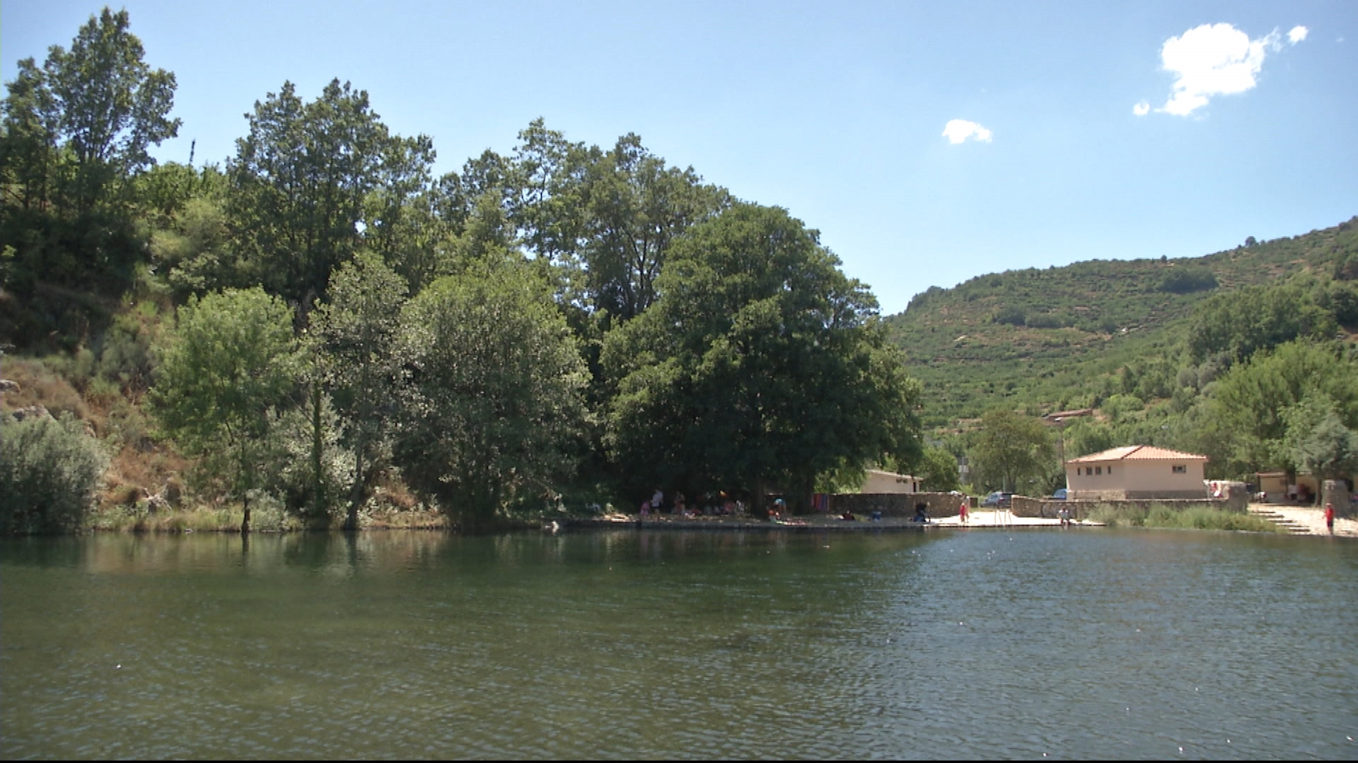 La piscina natural se encuentra en uno de los tramos más atractivos del río Jerte y forma parte de la red de zonas de baño del municipio
