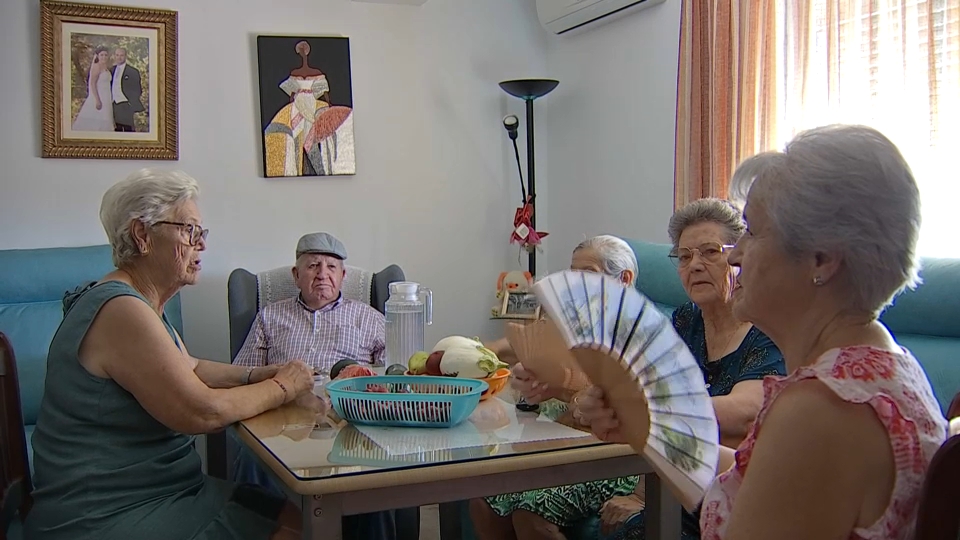 Mayores abanicándose en verano