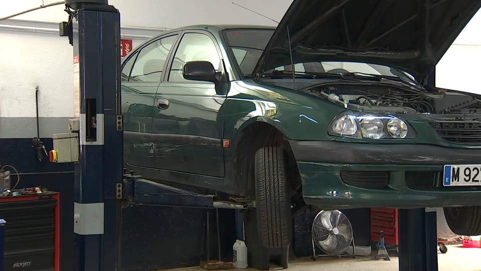 Coches en el taller.