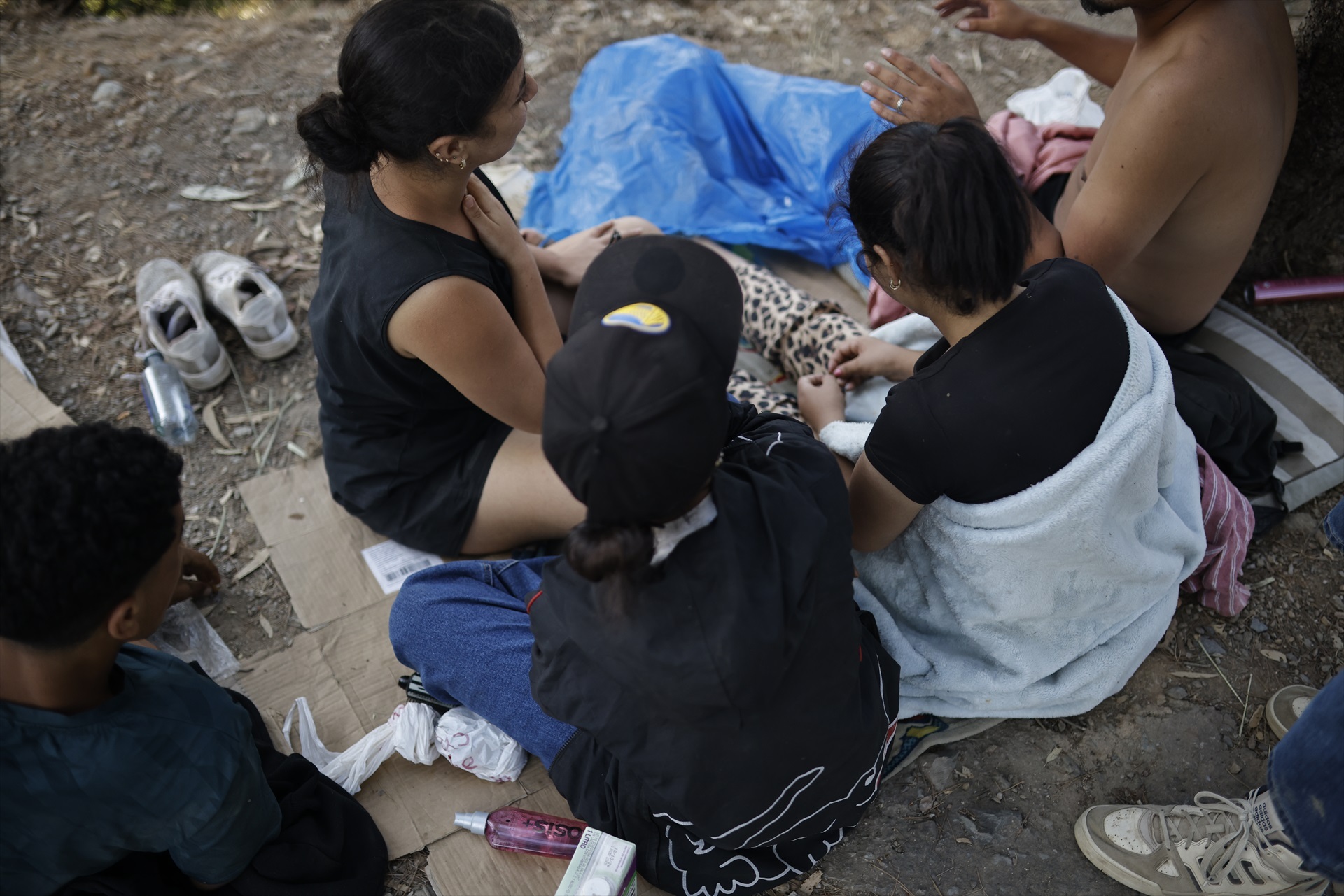 Varias personas a las puertas del Centro de Estancia Temporal de Inmigrantes (CETI), a 2 de agosto de 2026, en Ceuta (España).