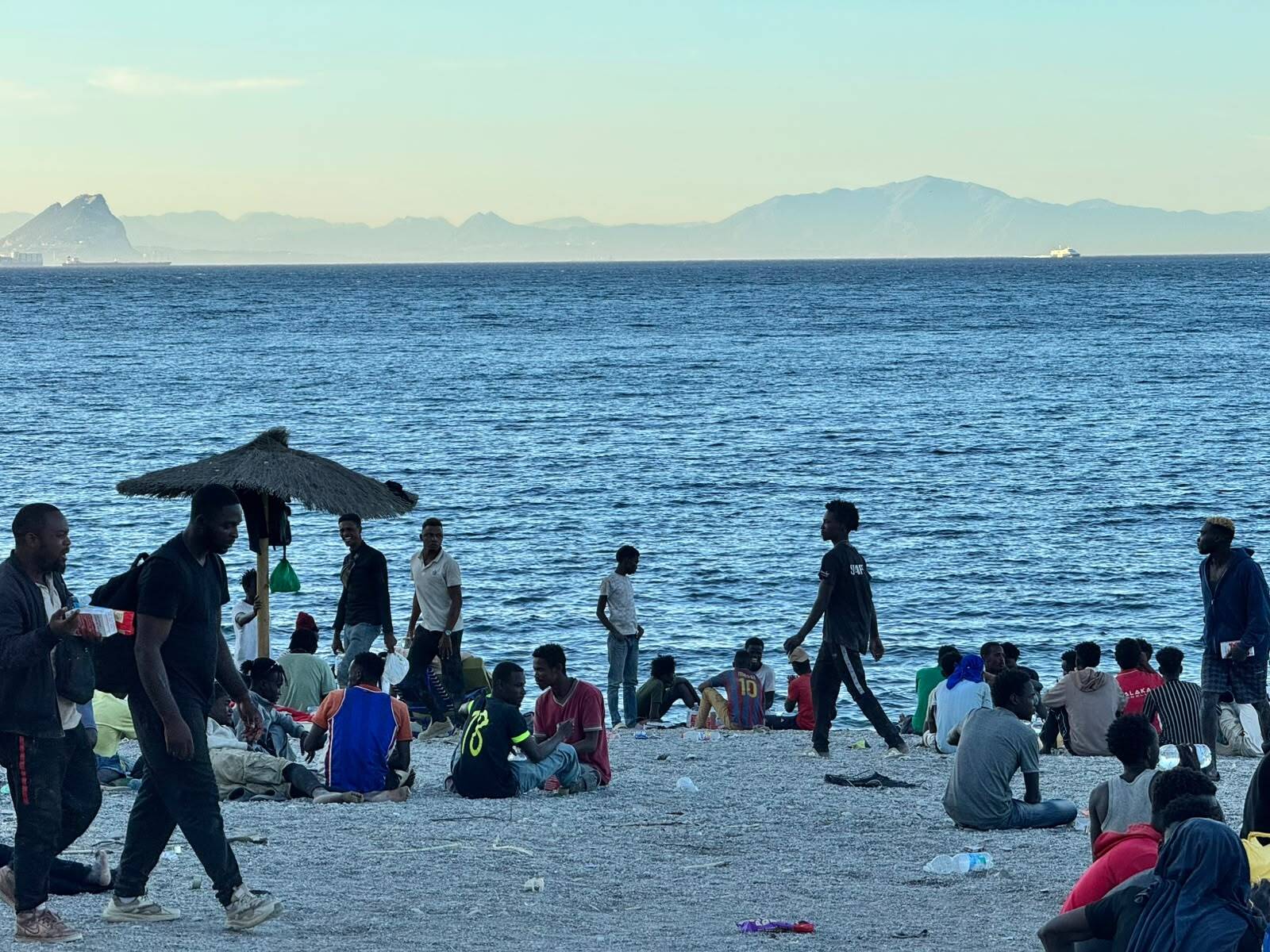 Varios migrantes en la playa del Trampolín, a 3 de agosto de 2026, en Ceuta (España). 
